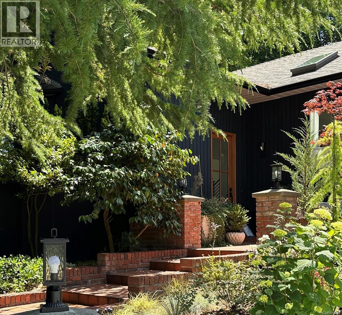 1941 Appleton Pl, Saanich, British Columbia