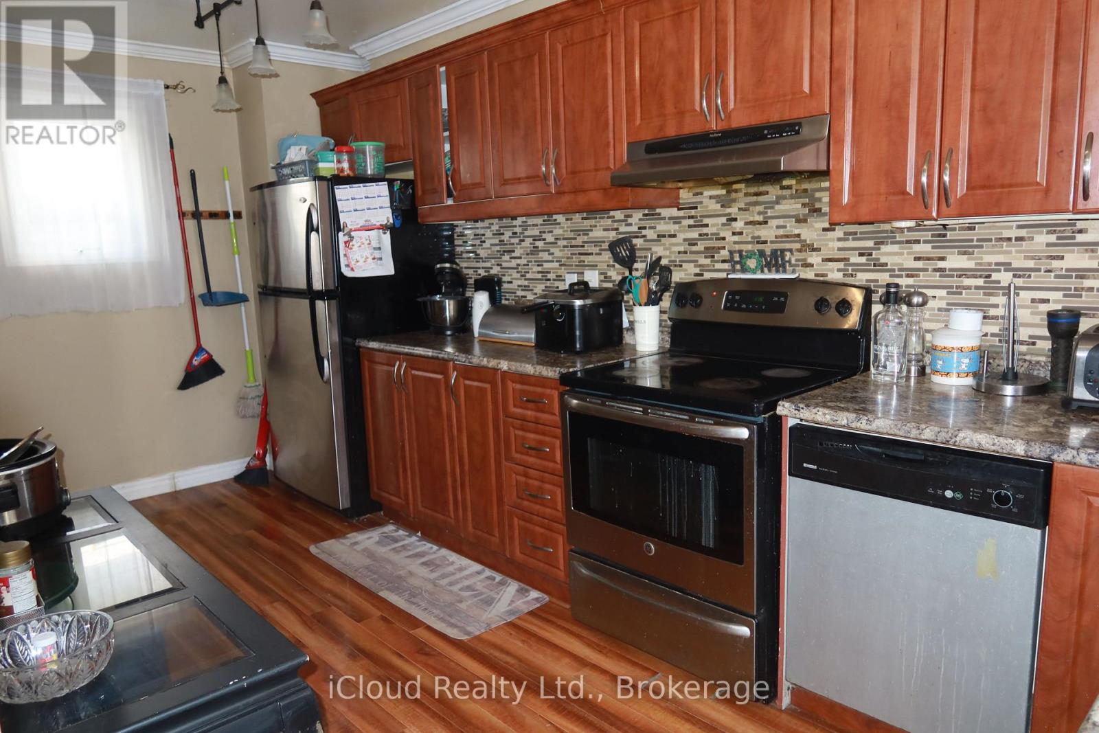 9 Hazelglen Court, Brampton, Ontario L6S 1N7 - Photo 8 - W12562524