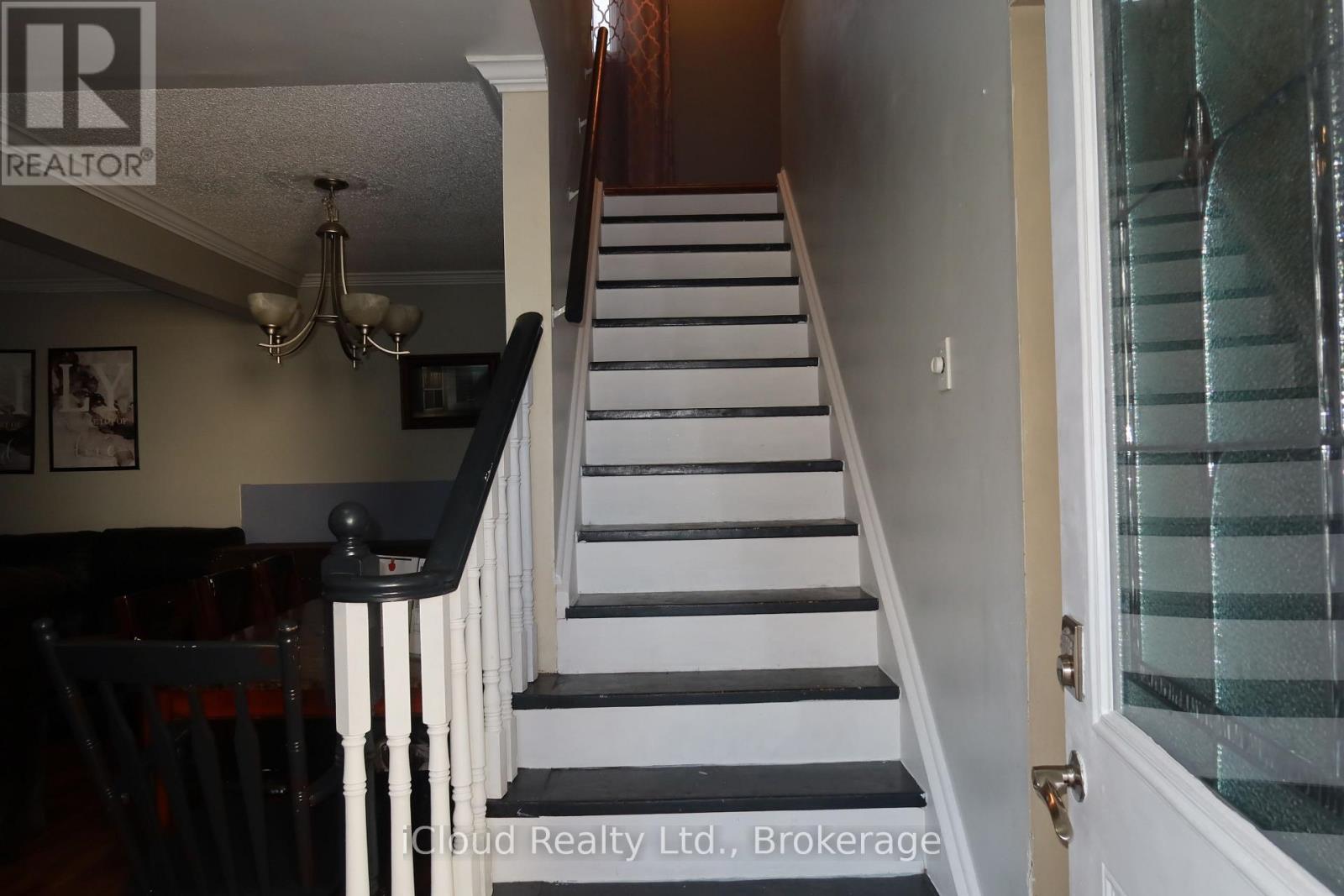 9 Hazelglen Court, Brampton, Ontario L6S 1N7 - Photo 9 - W12562524