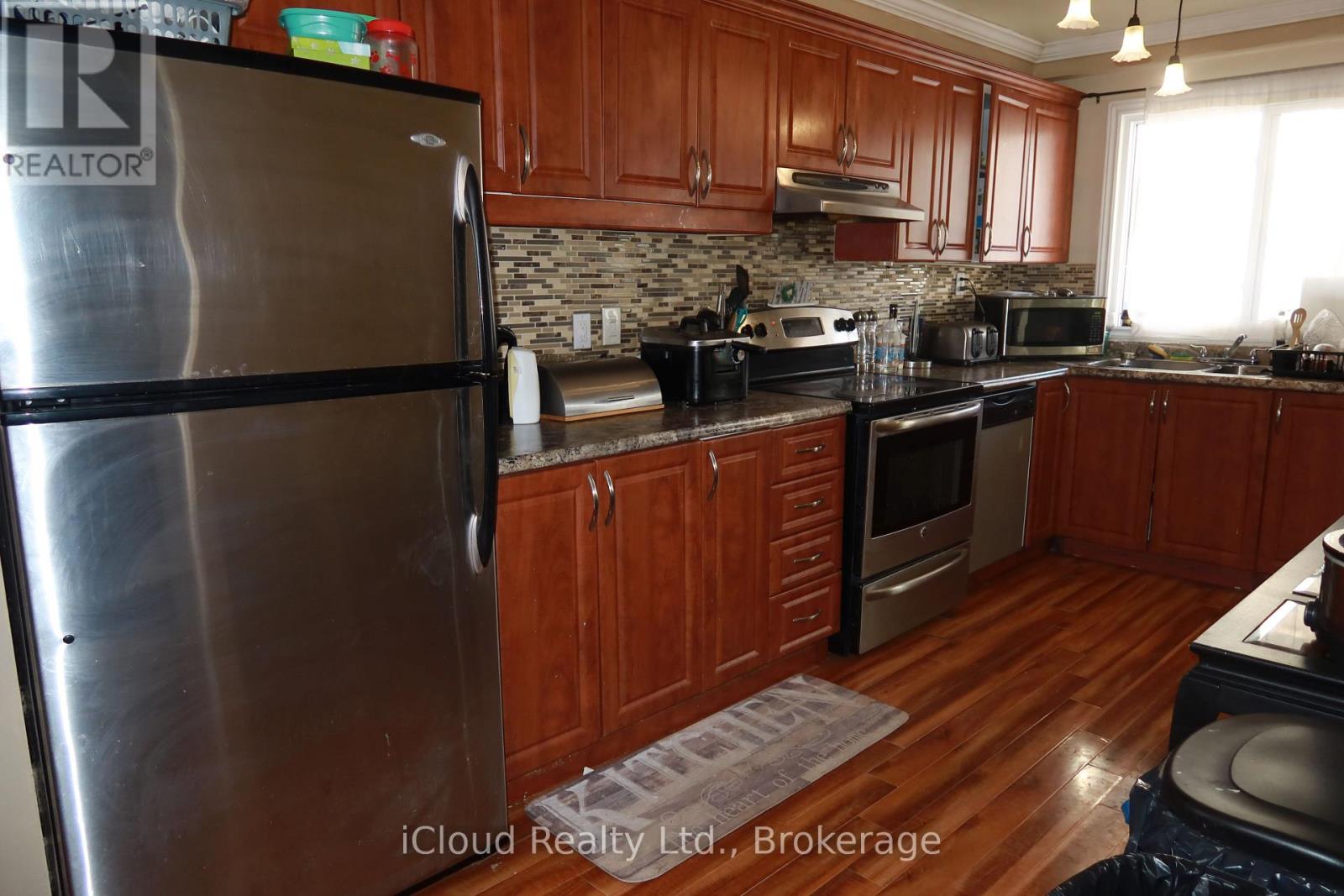 9 Hazelglen Court, Brampton, Ontario L6S 1N7 - Photo 7 - W12562524