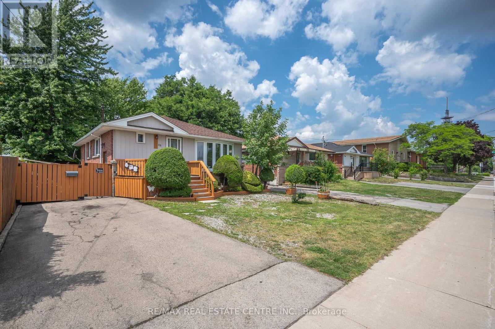 676 Upper Wentworth Street, Hamilton, Ontario  L9A 4V5 - Photo 2 - X12570490