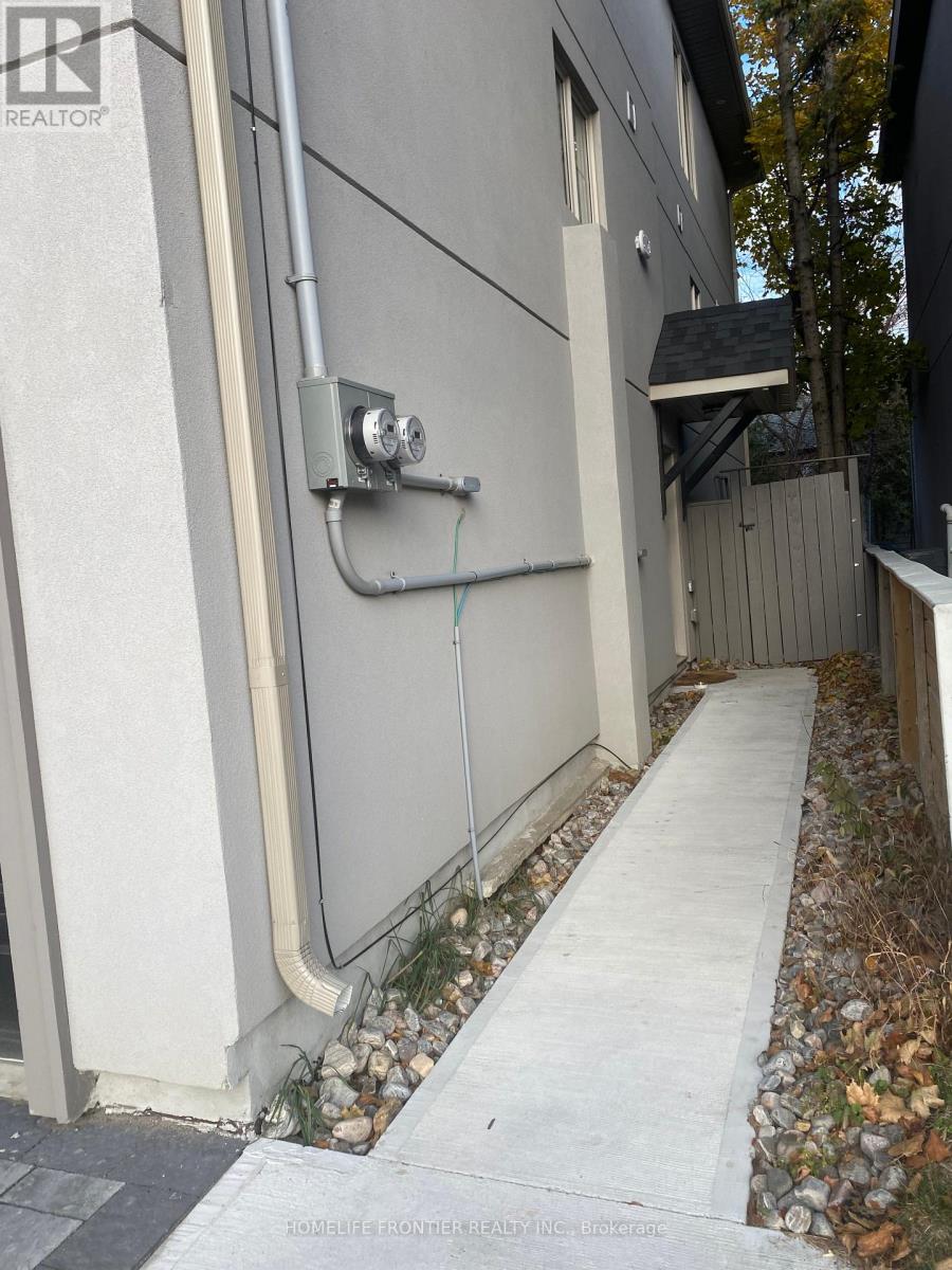 454 Valermo Drive, Toronto, Ontario  M8W 2M4 - Photo 3 - W12568322