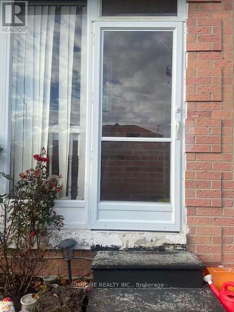 5733 River Grove Avenue, Mississauga, Ontario  L5M 4R3 - Photo 2 - W12570500