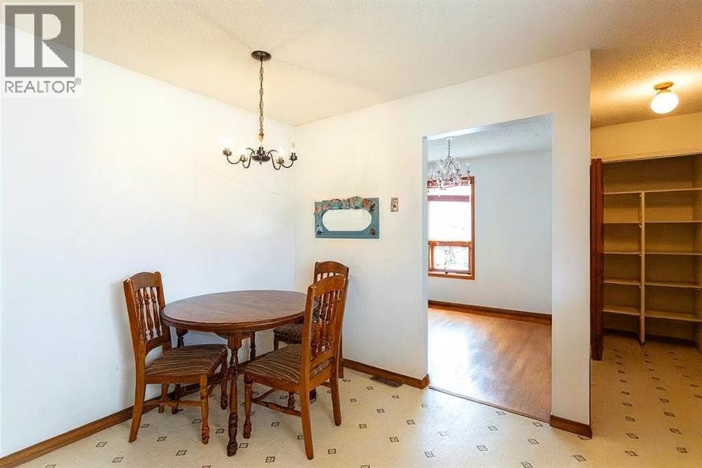 7803 Hunterslea Crescent Nw, Calgary, Alberta  T2K 4M3 - Photo 3 - A2267488