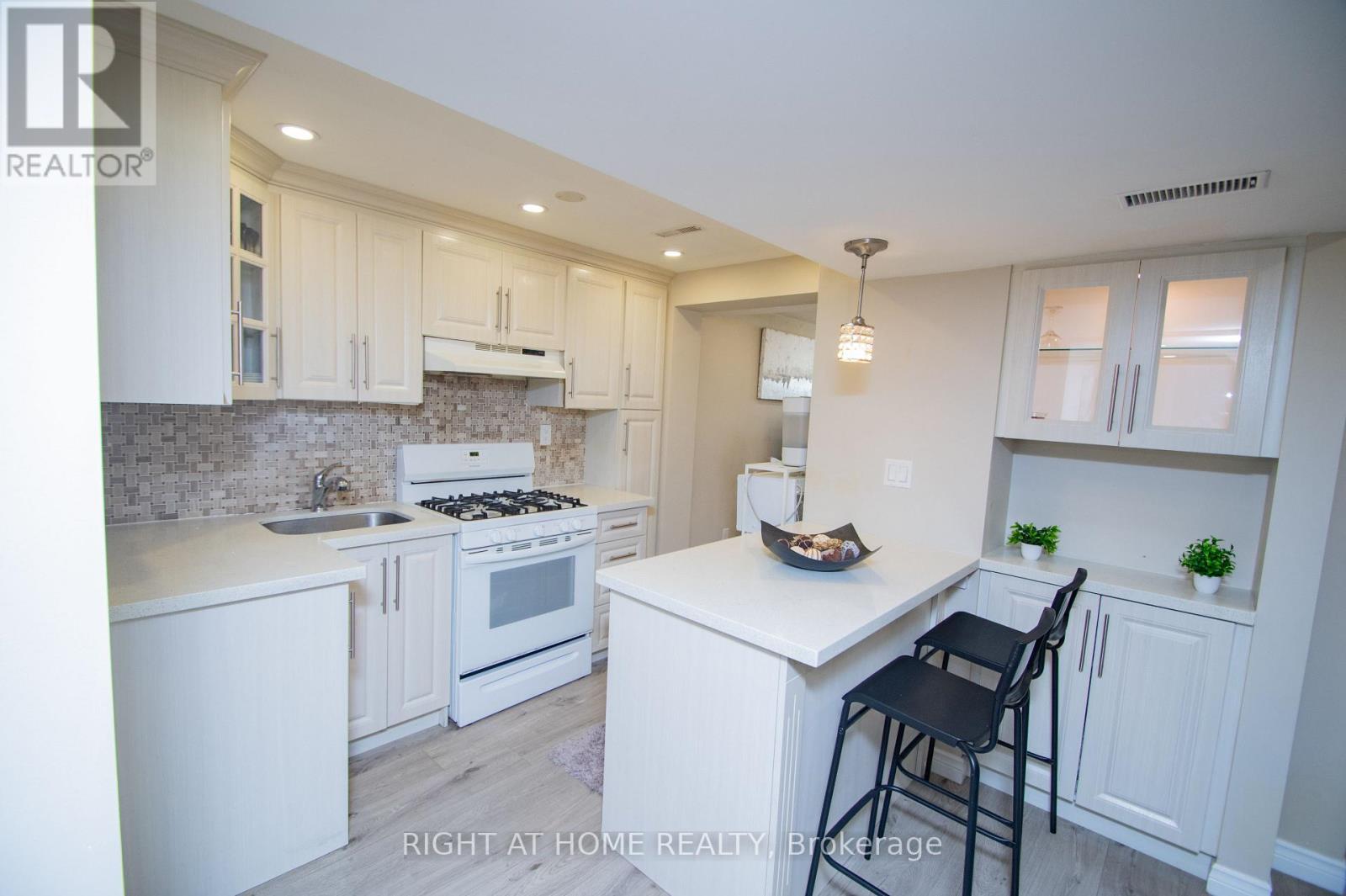 65 Bridgenorth Crescent, Toronto, Ontario  M9V 2M5 - Photo 3 - W12393111