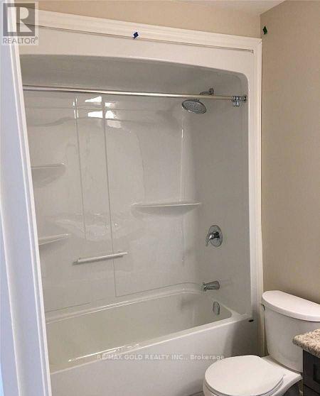 36 Damude Avenue, Thorold, Ontario  L2V 0G6 - Photo 3 - X12570138