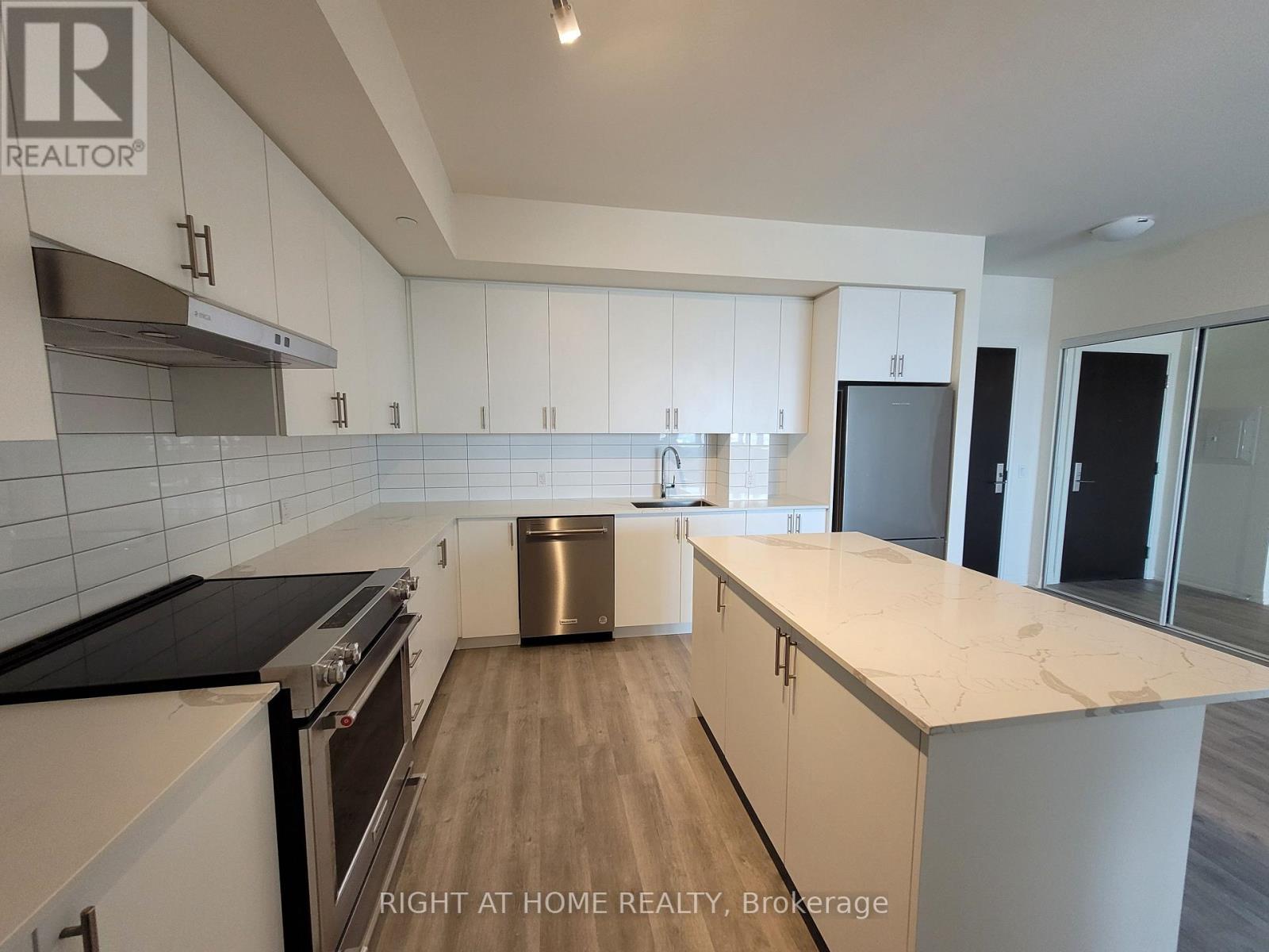 720 - 9000 Jane Street, Vaughan, Ontario  L4K 0M6 - Photo 3 - N12570560