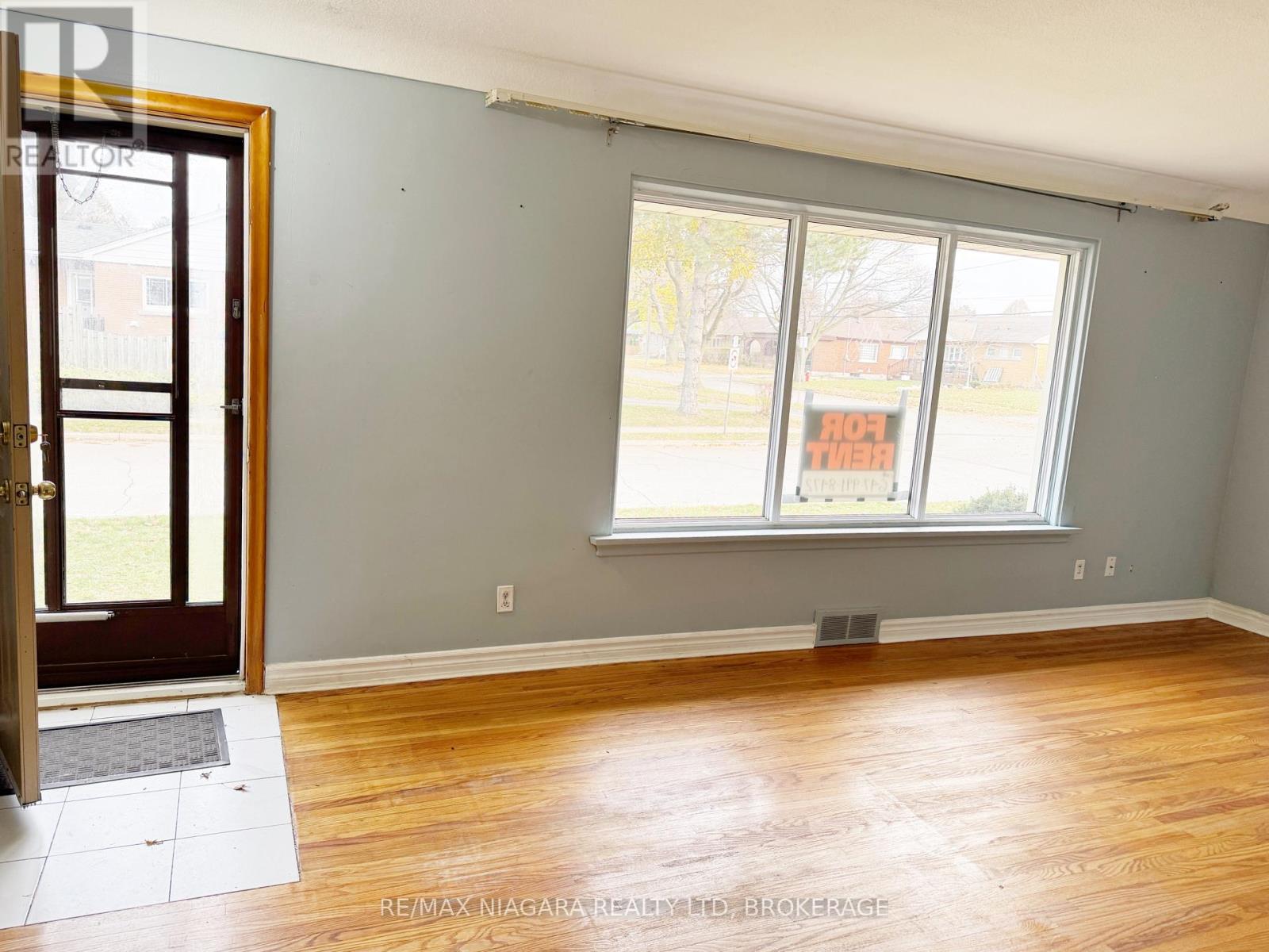 6427 Burdette Drive, Niagara Falls, Ontario  L2E 5H4 - Photo 2 - X12562072