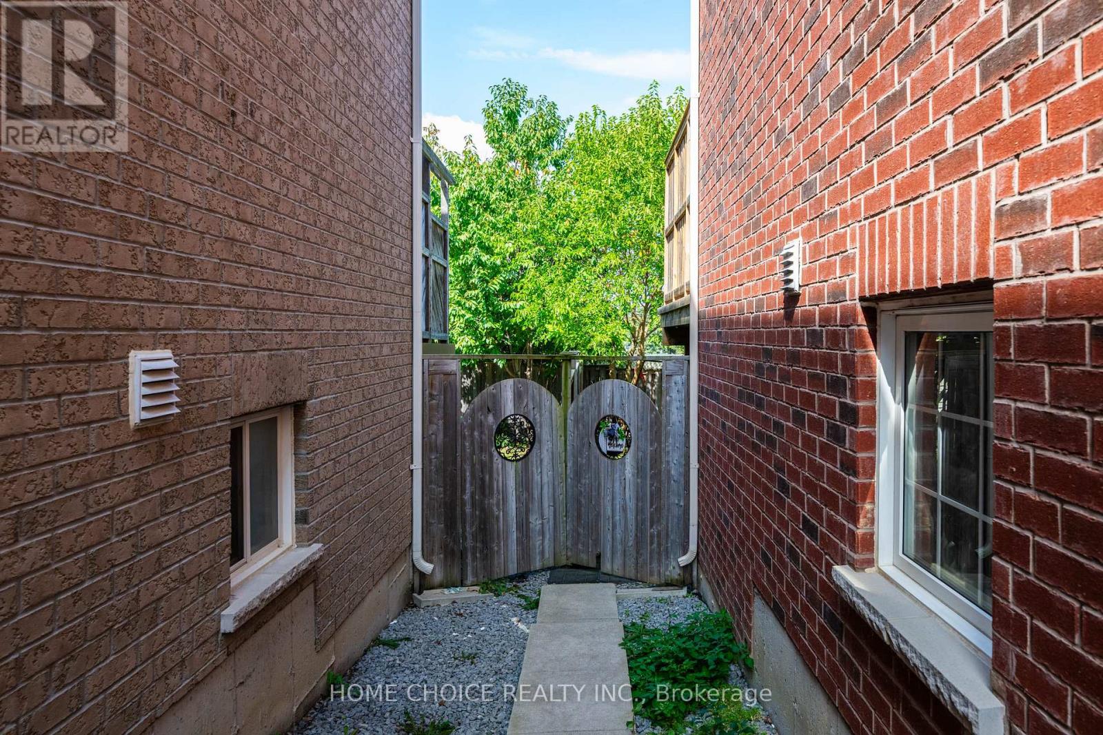 328 Rita's Avenue, Newmarket, Ontario  L3X 2N2 - Photo 2 - N12570584