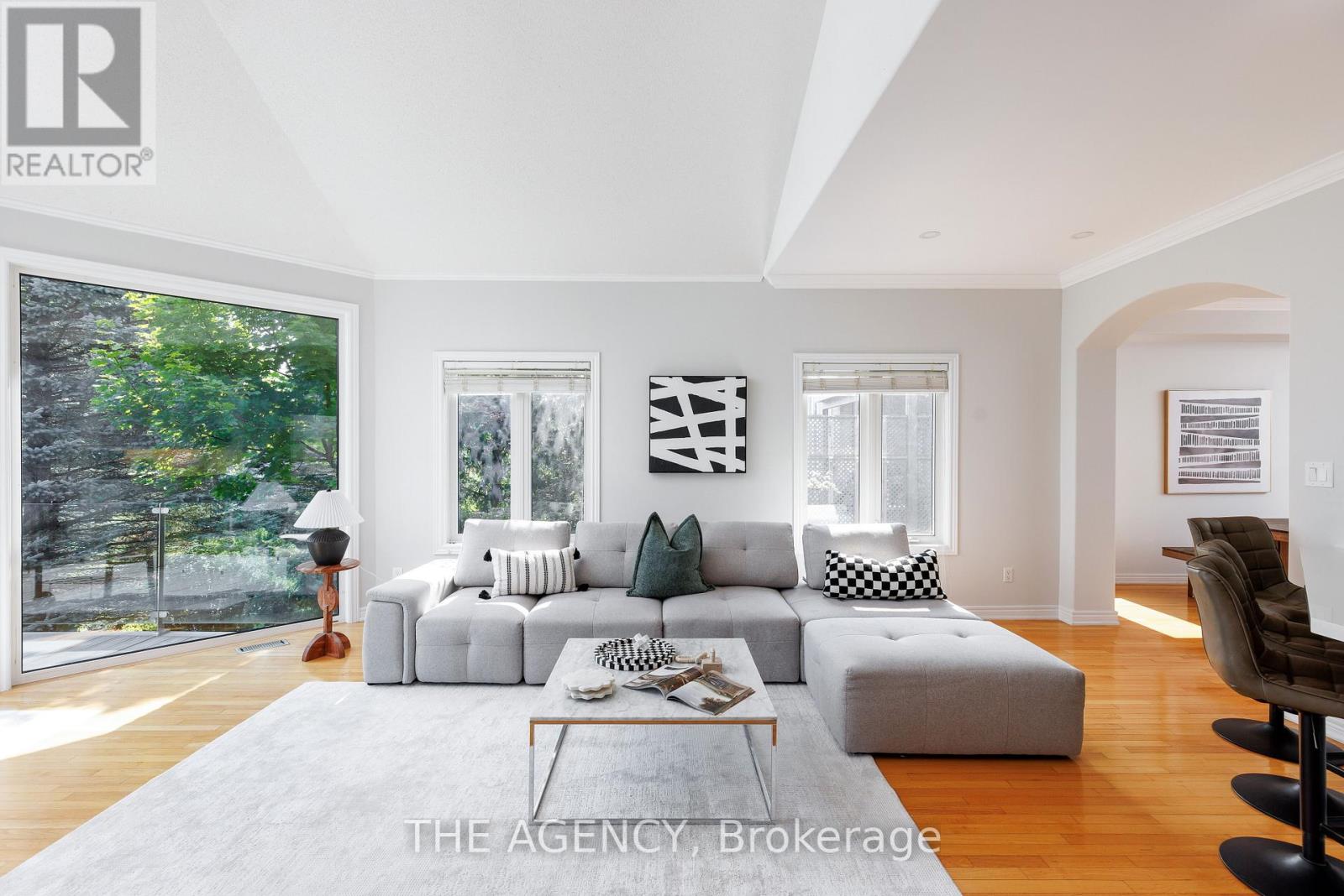 703 Madeline Heights, Newmarket, Ontario  L3X 2J6 - Photo 4 - N12570602