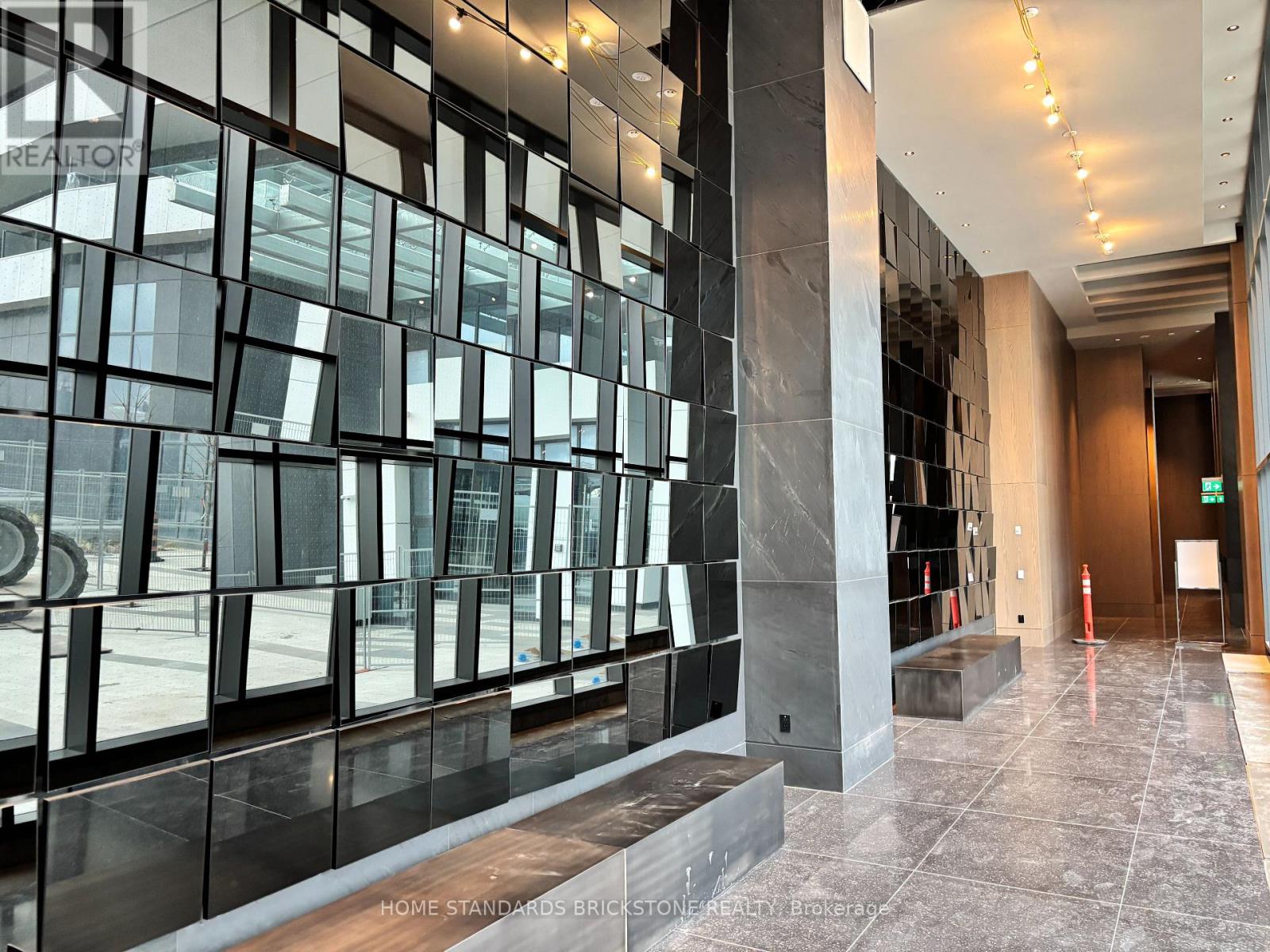 2712 - 8 Interchange Way, Vaughan, Ontario  L4K 5Z7 - Photo 3 - N12570626