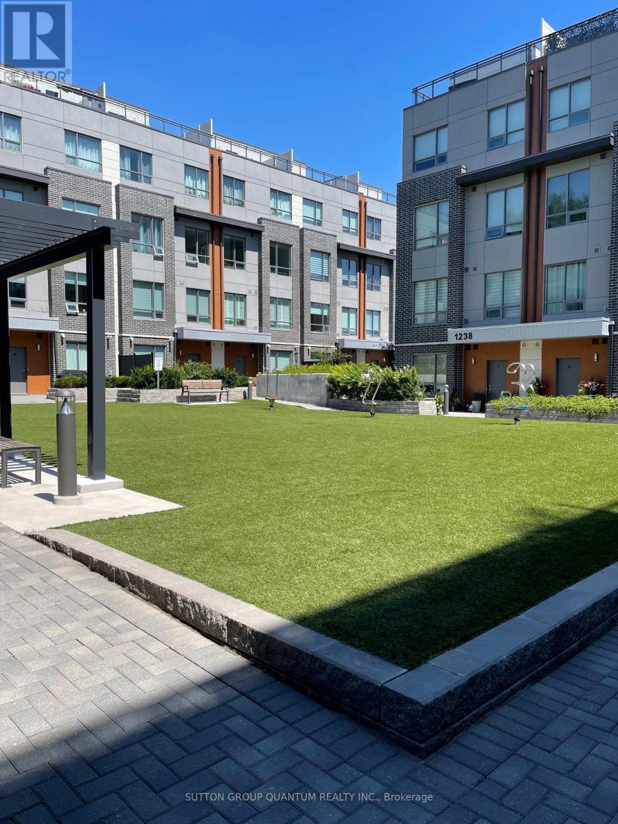 92 - 650 Atwater Avenue, Mississauga, Ontario  L5E 3K2 - Photo 2 - W12570706