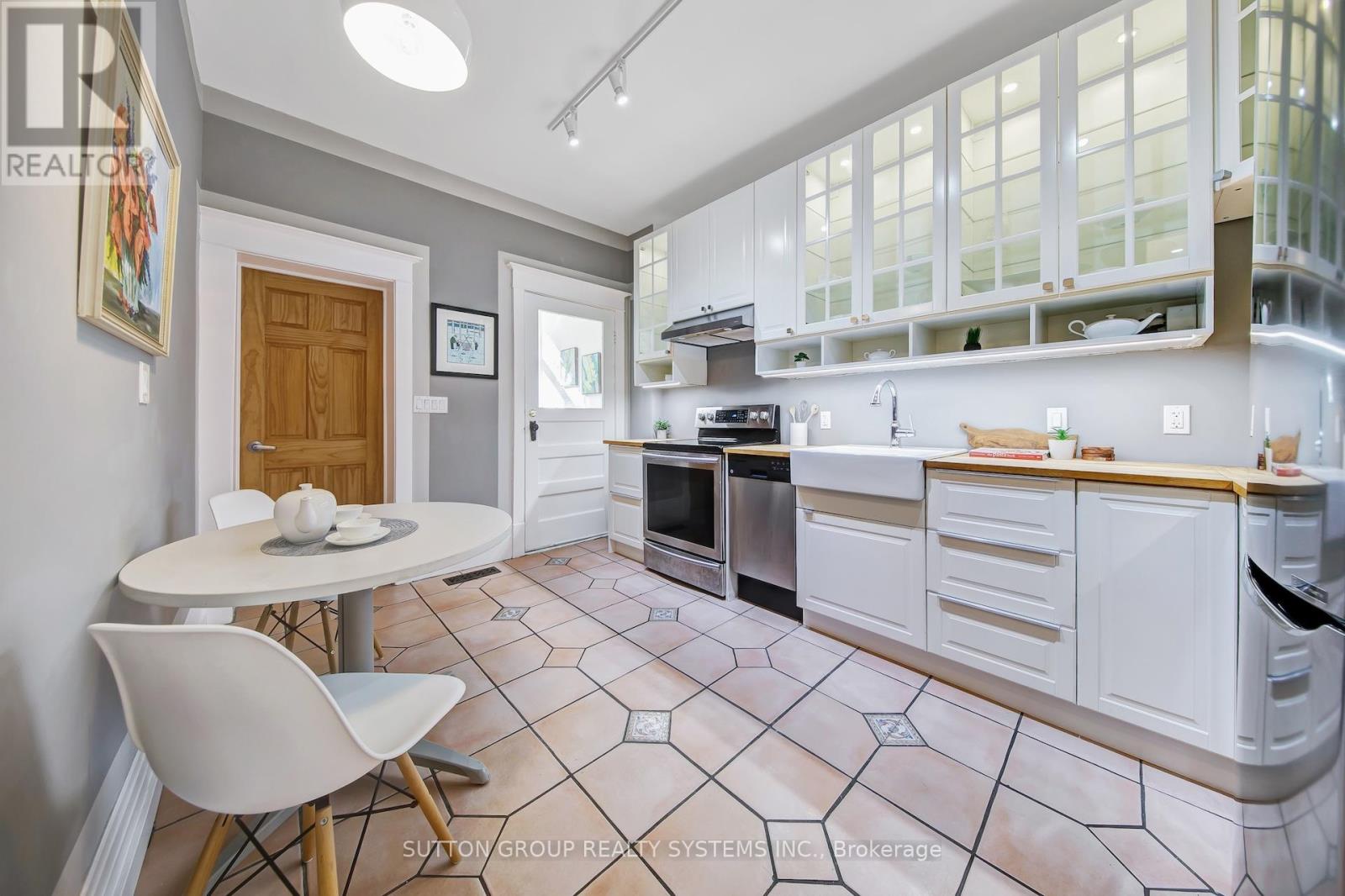 13 Evelyn Crescent, Toronto, Ontario  M6P 3C8 - Photo 15 - W12570716