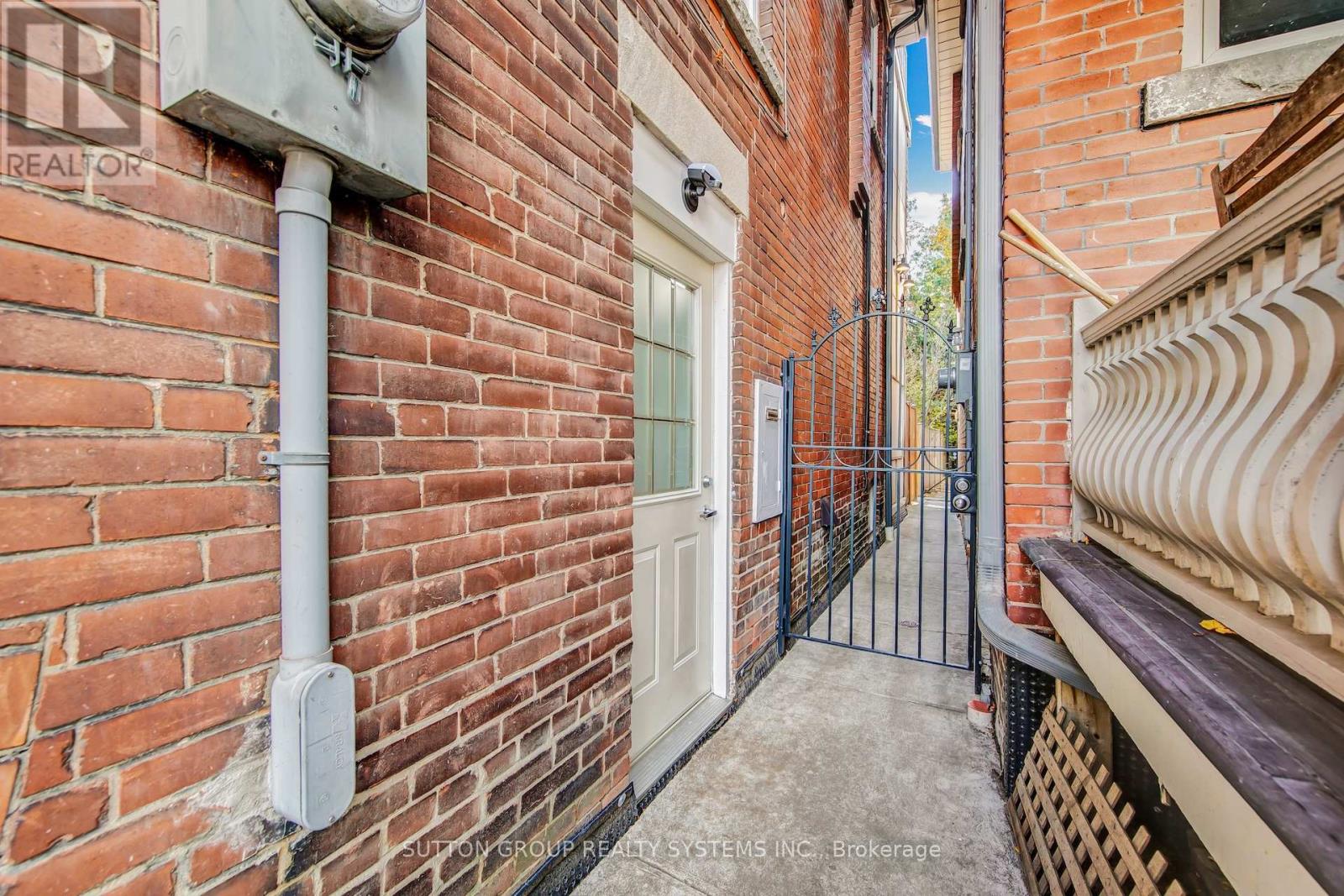 13 Evelyn Crescent, Toronto, Ontario  M6P 3C8 - Photo 23 - W12570716