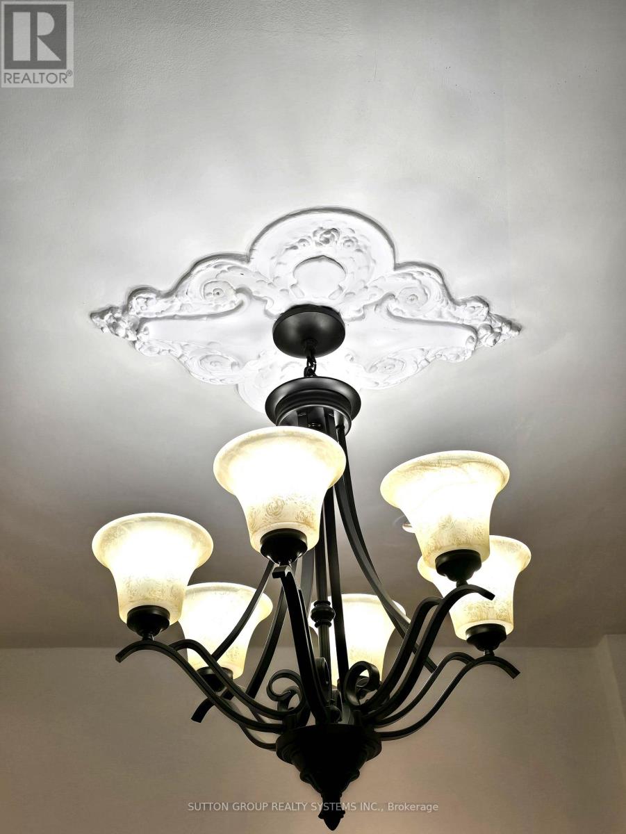 13 Evelyn Crescent, Toronto, Ontario  M6P 3C8 - Photo 7 - W12570716