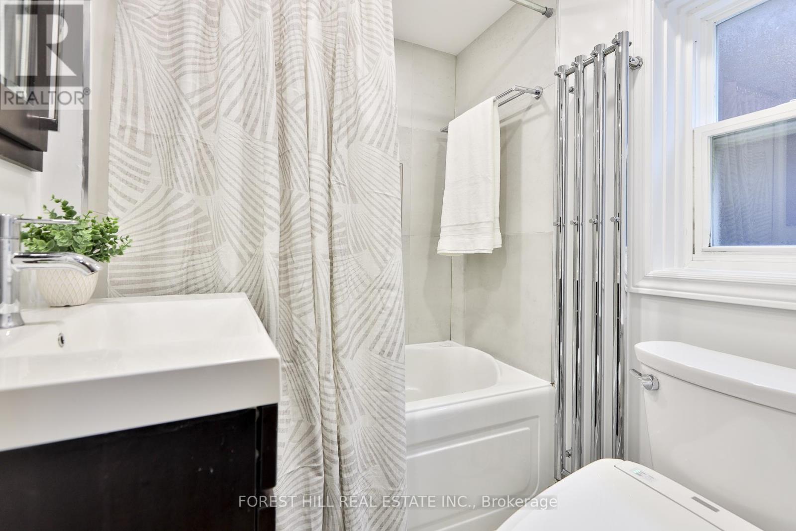 912 Briar Hill Avenue, Toronto, Ontario  M6B 1M2 - Photo 10 - W12570752