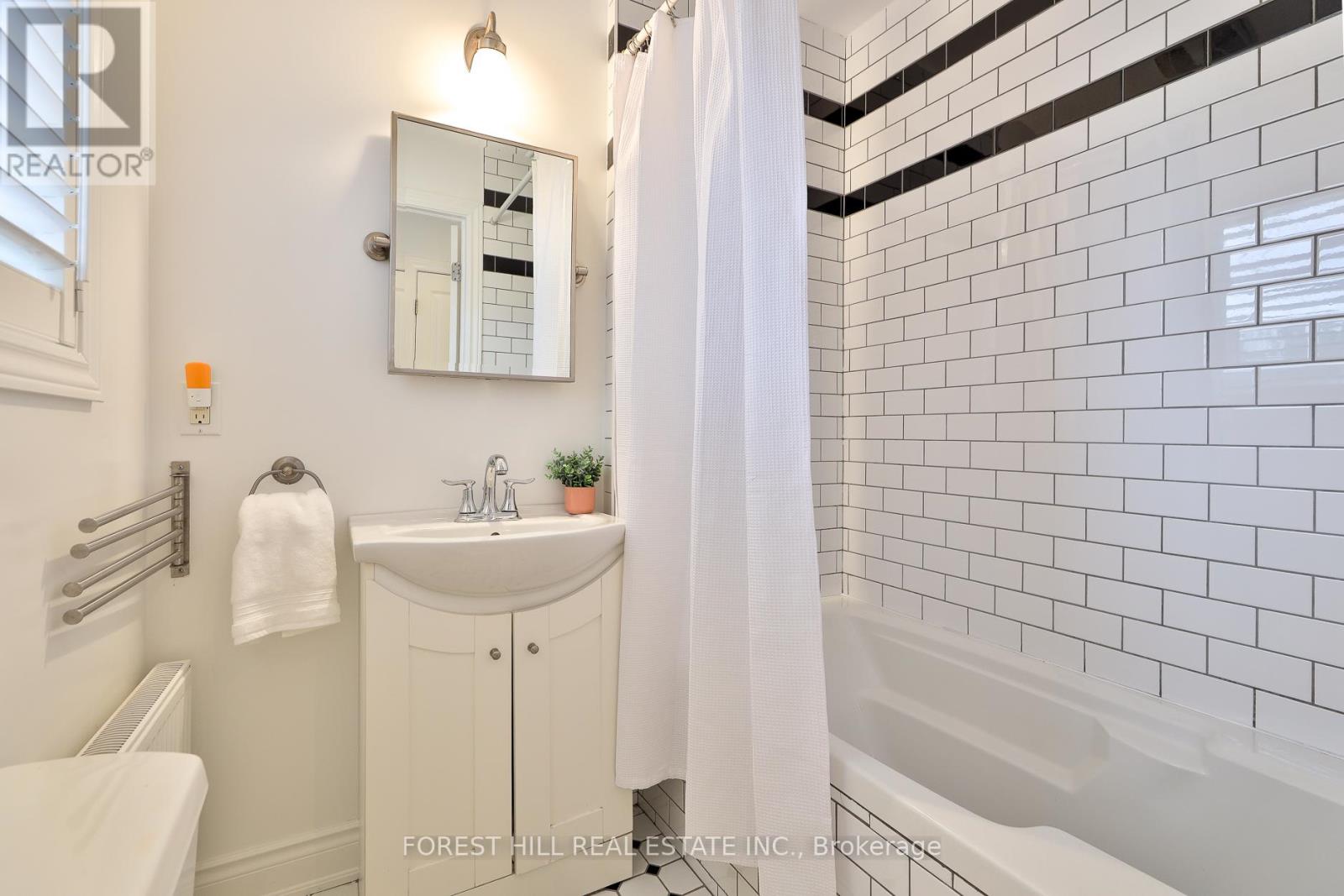 912 Briar Hill Avenue, Toronto, Ontario  M6B 1M2 - Photo 16 - W12570752