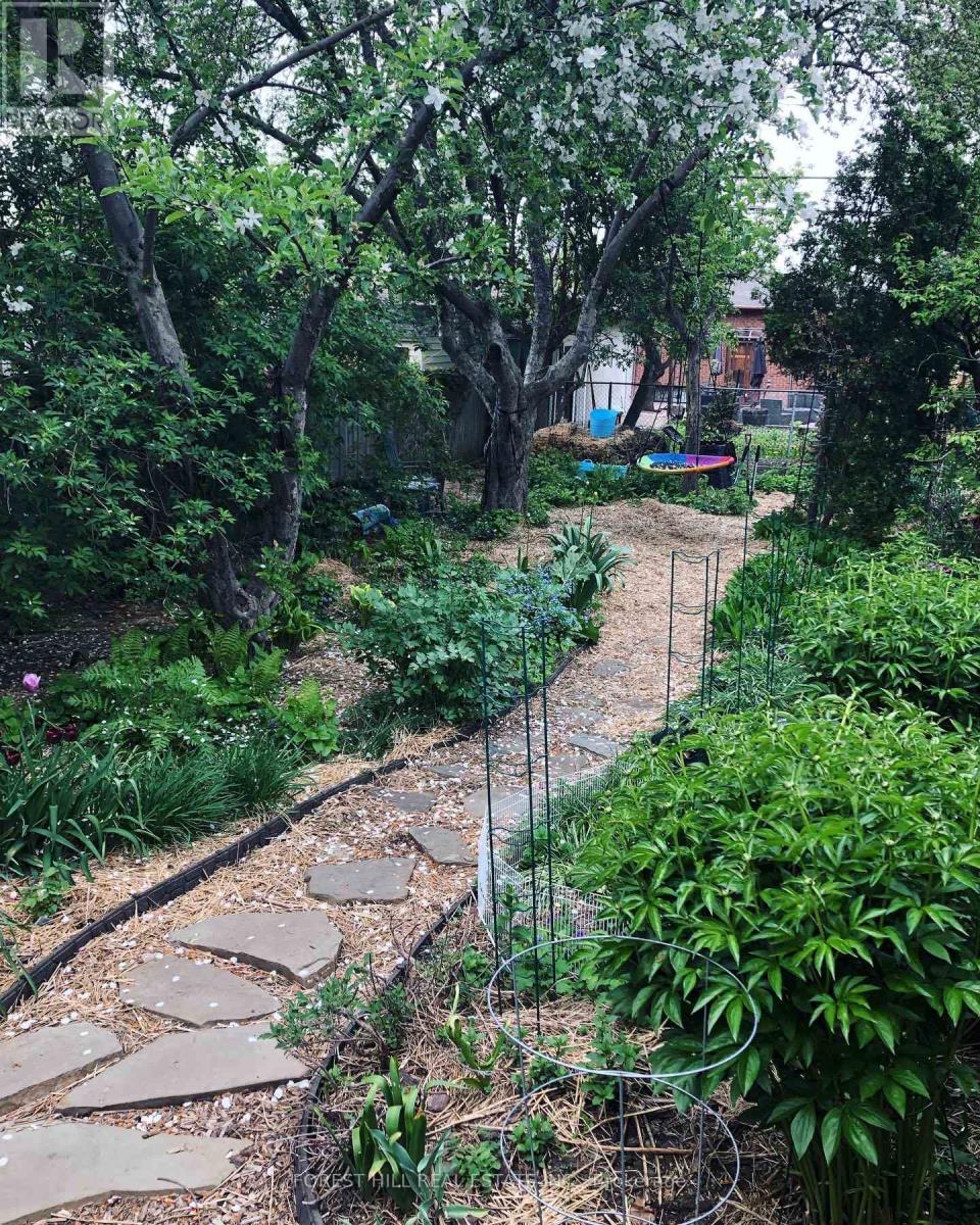 912 Briar Hill Avenue, Toronto, Ontario  M6B 1M2 - Photo 23 - W12570752