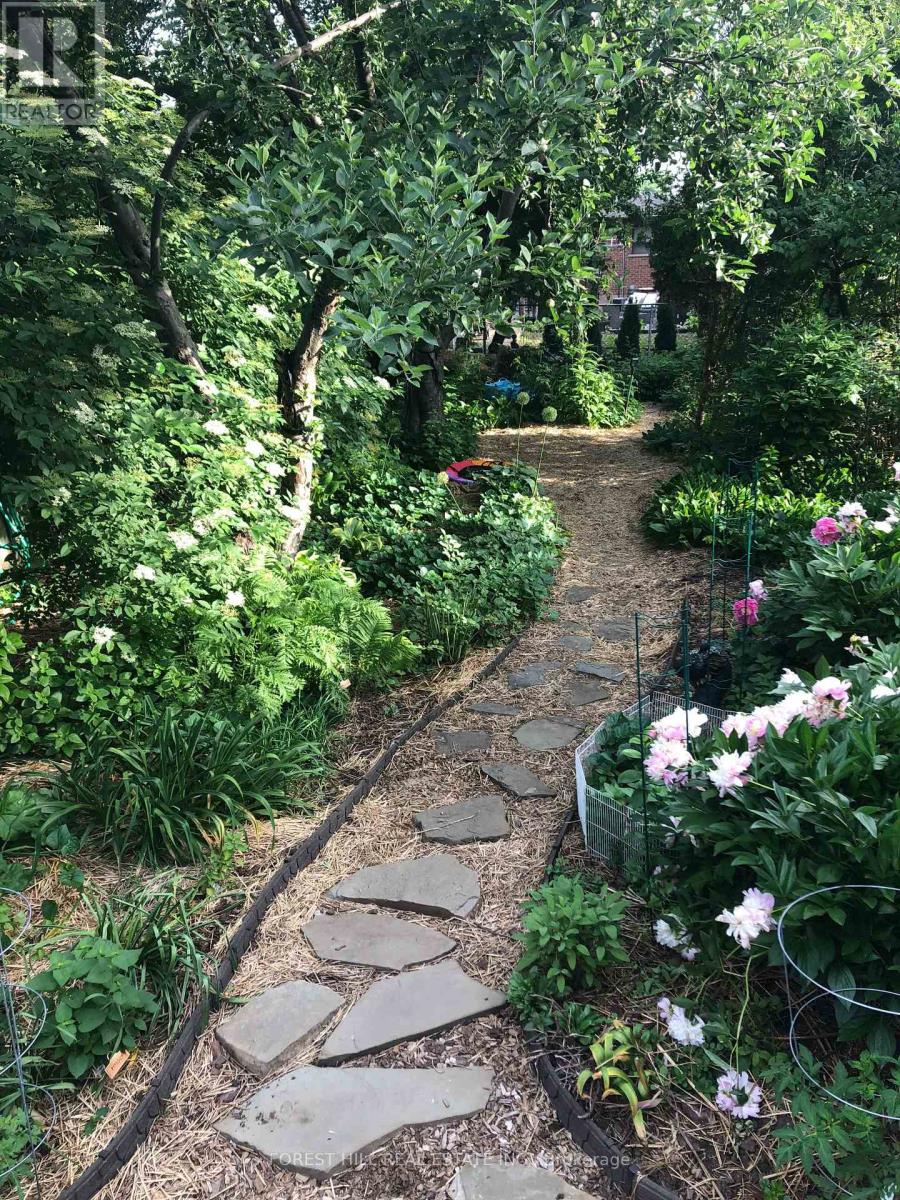 912 Briar Hill Avenue, Toronto, Ontario  M6B 1M2 - Photo 24 - W12570752