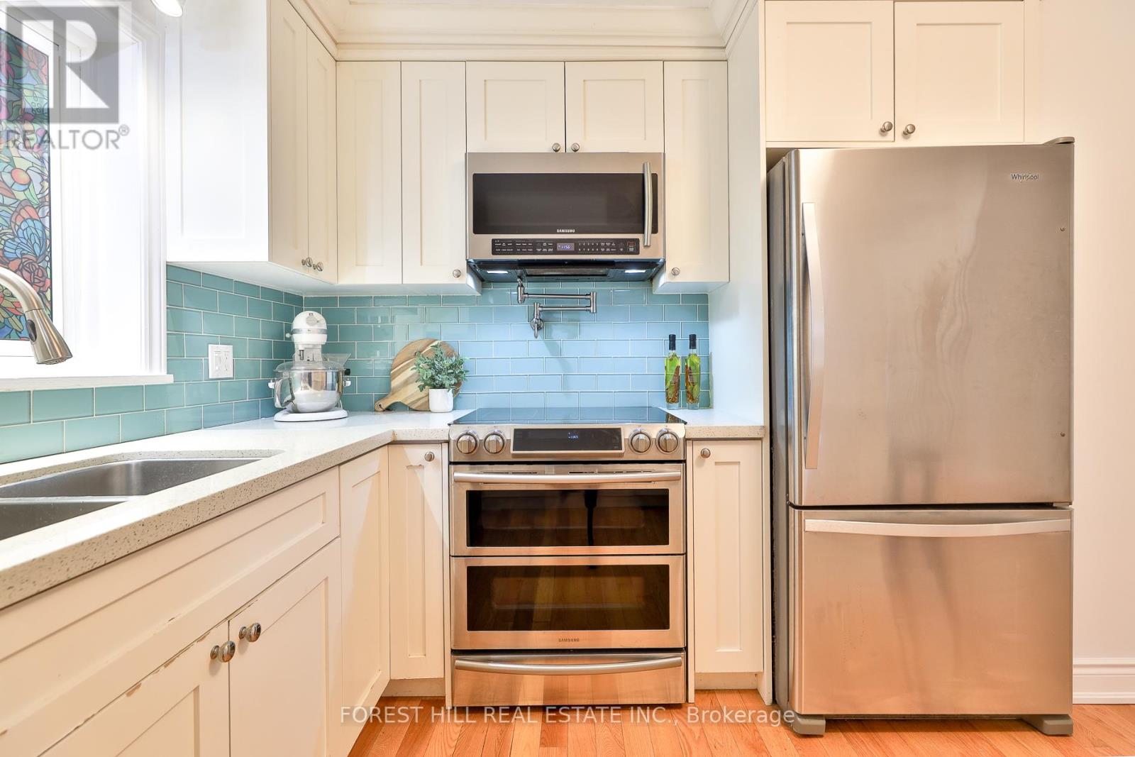 912 Briar Hill Avenue, Toronto, Ontario  M6B 1M2 - Photo 8 - W12570752