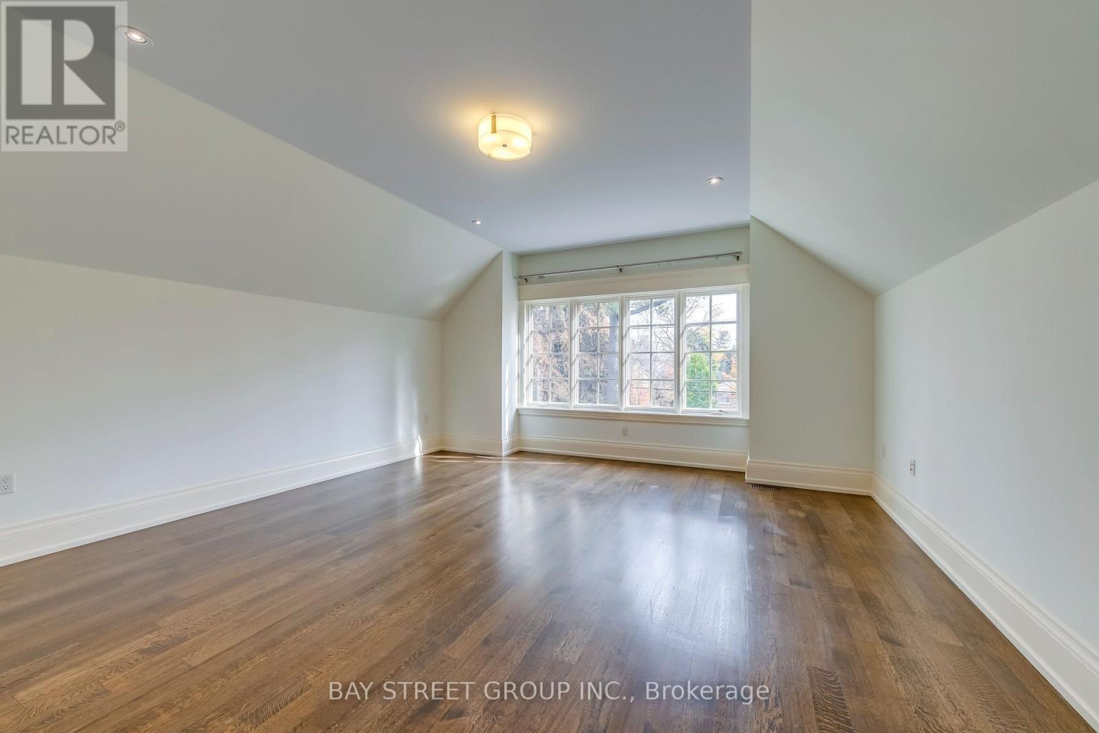 1031 Lakeshore Road W, Oakville, Ontario  L6L 1E7 - Photo 19 - W12570756