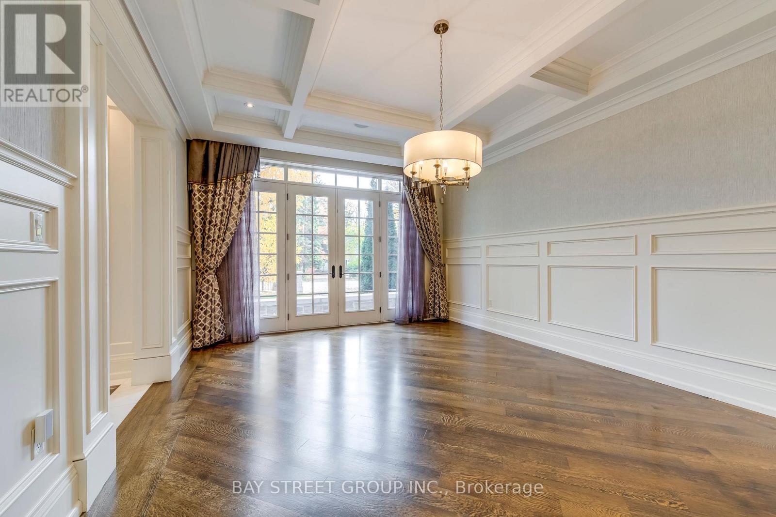 1031 Lakeshore Road W, Oakville, Ontario  L6L 1E7 - Photo 6 - W12570756