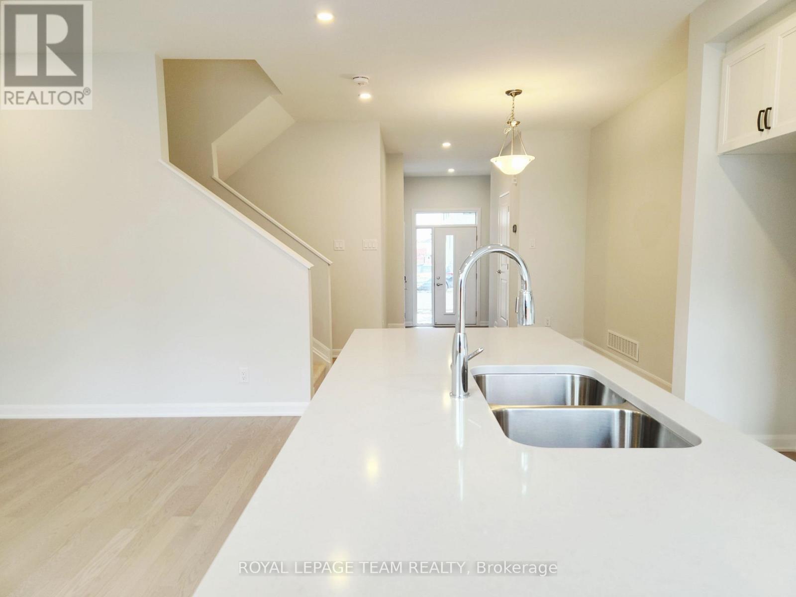 723 Fairline Row, Ottawa, Ontario  K2V 0M4 - Photo 12 - X12554400