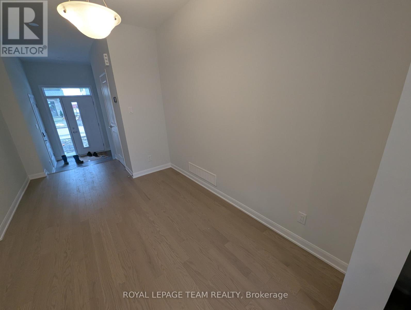 723 Fairline Row, Ottawa, Ontario  K2V 0M4 - Photo 4 - X12554400