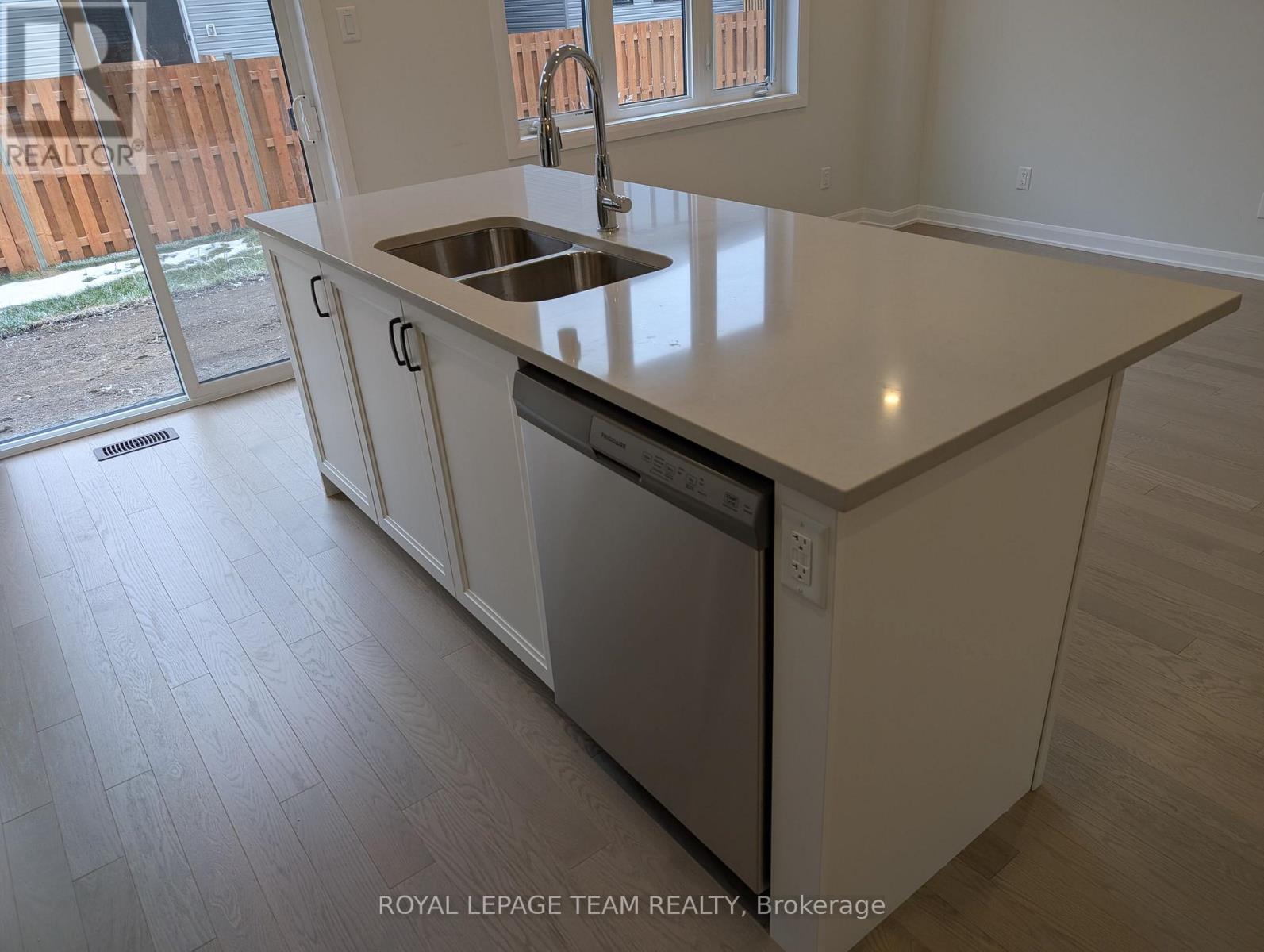 723 Fairline Row, Ottawa, Ontario  K2V 0M4 - Photo 9 - X12554400