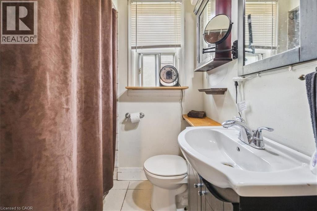 276 East 37th Street, Hamilton, Ontario  L8V 4B3 - Photo 12 - 40737741