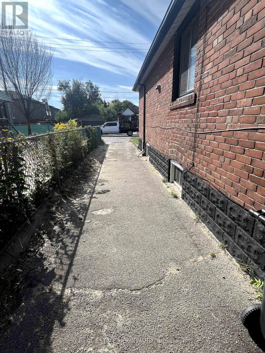 322 Cosburn Avenue, Toronto, Ontario  M4J 2M9 - Photo 18 - E12570808