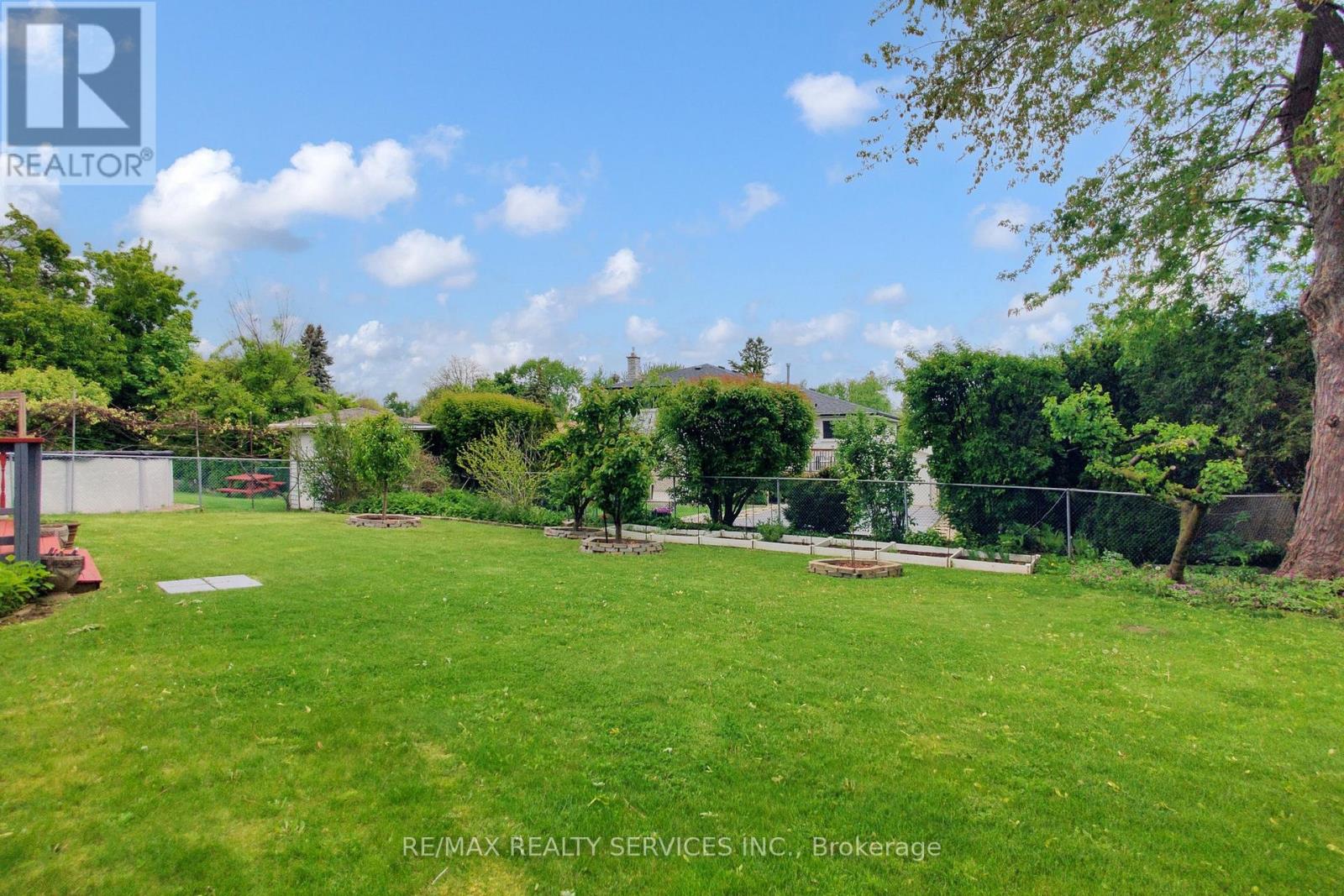 53 Geneva Crescent, Brampton, Ontario L6S 1K7 - Photo 47 - W12387789