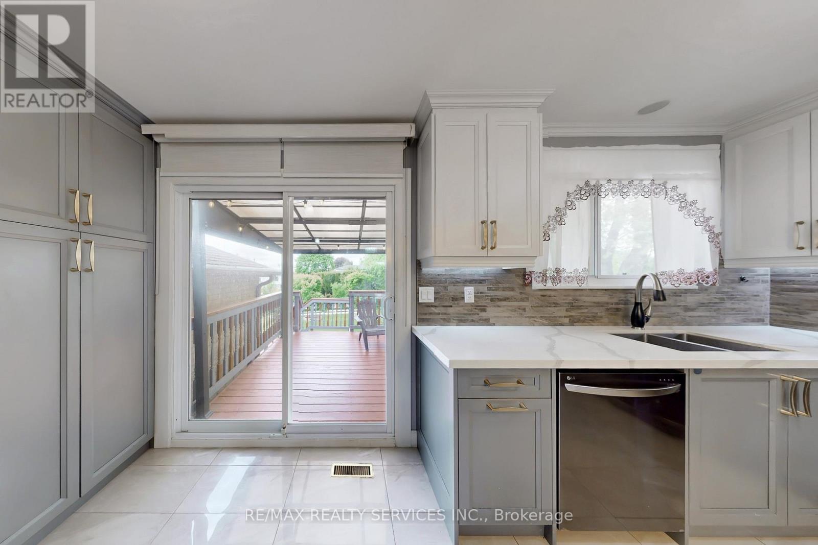 53 Geneva Crescent, Brampton, Ontario L6S 1K7 - Photo 18 - W12387789