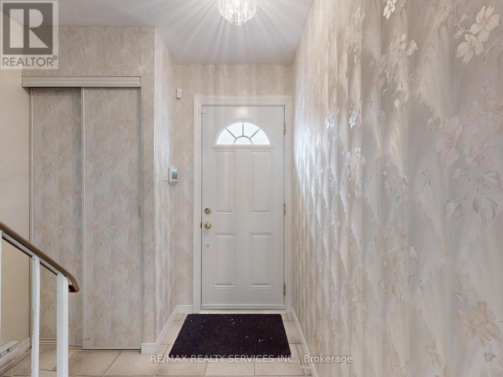 2 Grove Park Square, Brampton, Ontario  L6S 2K3 - Photo 5 - W12531688