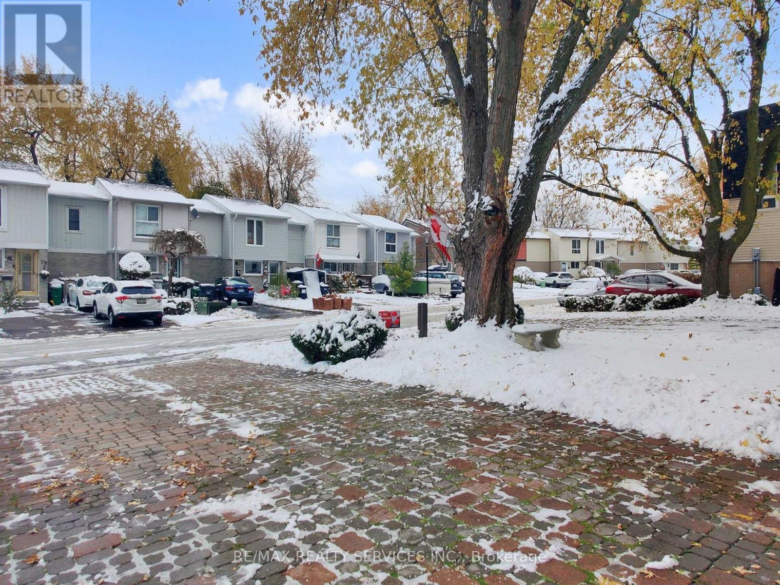 2 Grove Park Square, Brampton, Ontario  L6S 2K3 - Photo 4 - W12531688