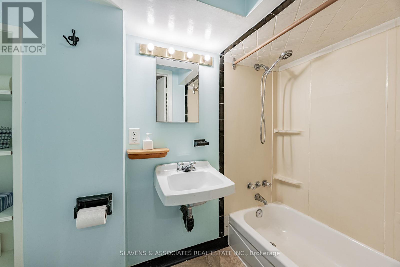 4 Burdock Lane, Toronto, Ontario  M3C 2G5 - Photo 27 - C12570928