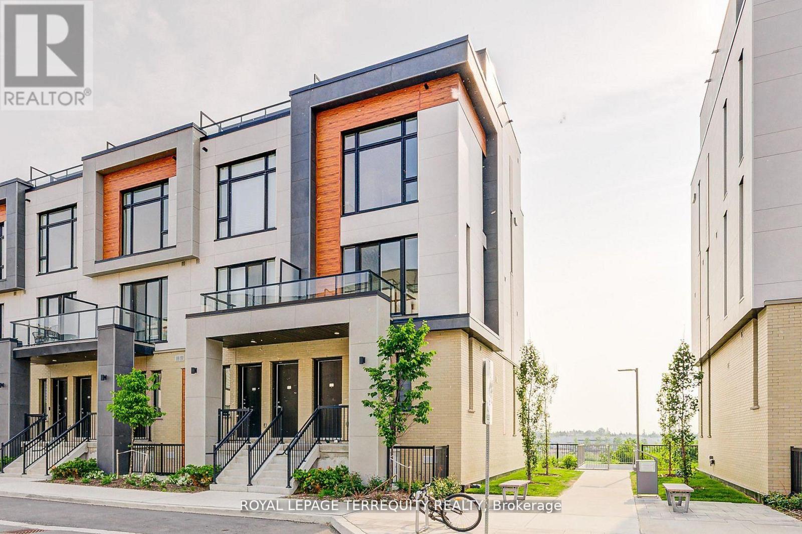 601 - 7 Steckley House Lane, Richmond Hill, Ontario  L4S 0N1 - Photo 2 - N12570882