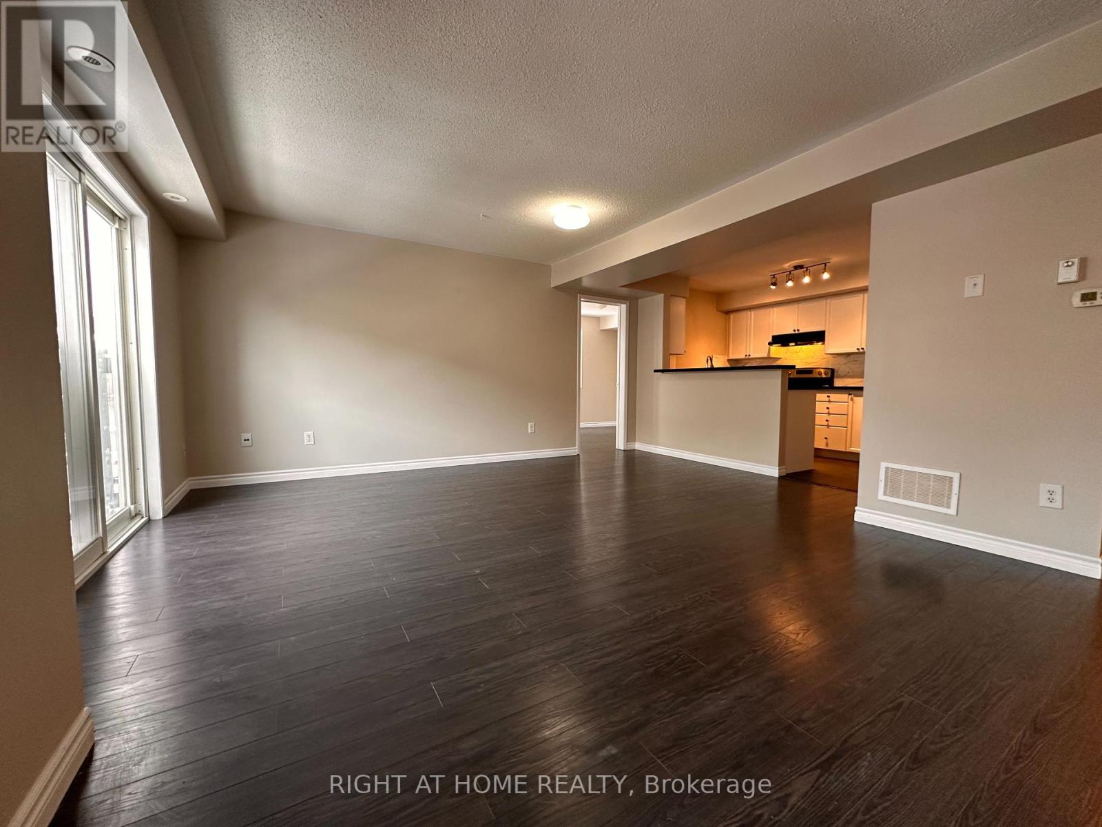 4975 Southampton Drive, Mississauga, Ontario  L5M 8E3 - Photo 6 - W12570886