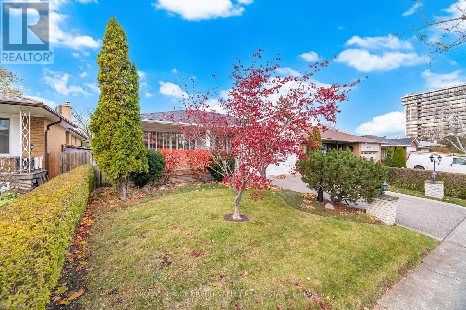 1017 Streamway Crescent, Mississauga, Ontario  L4Y 2P3 - Photo 2 - W12570950