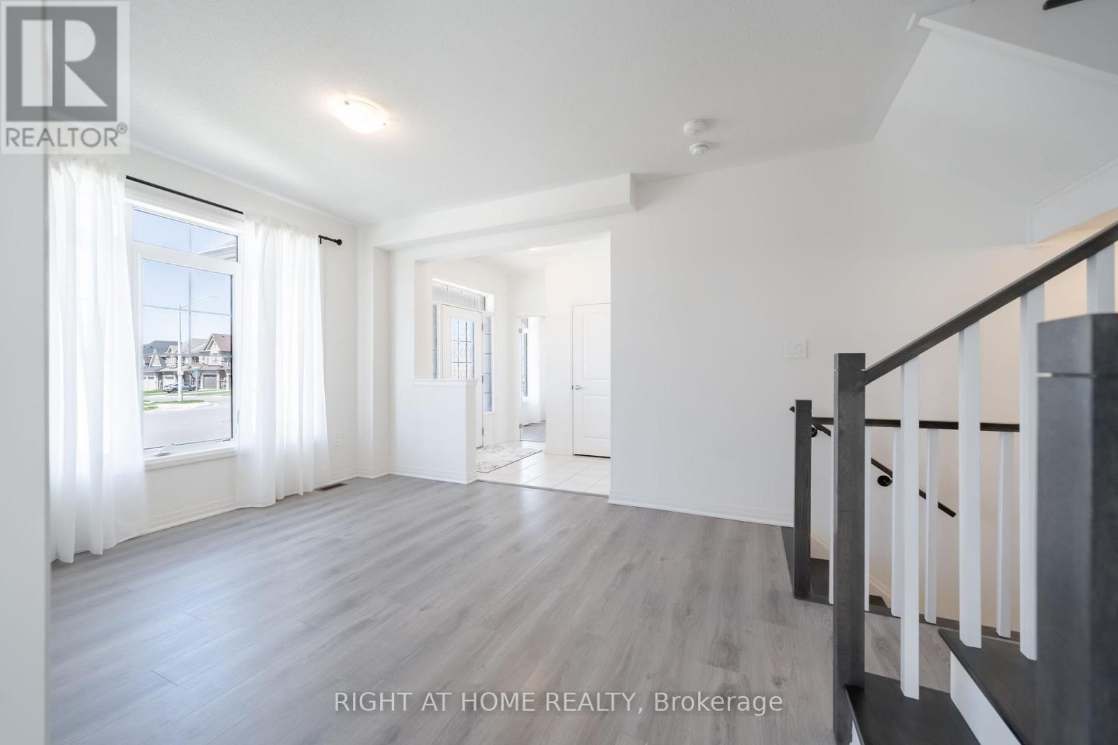 42 Copperhill Hts Drive E, Barrie, Ontario  L9J 0C3 - Photo 4 - S12398768