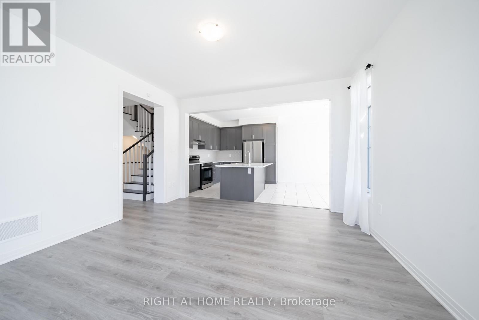 42 Copperhill Hts Drive E, Barrie, Ontario  L9J 0C3 - Photo 6 - S12398768