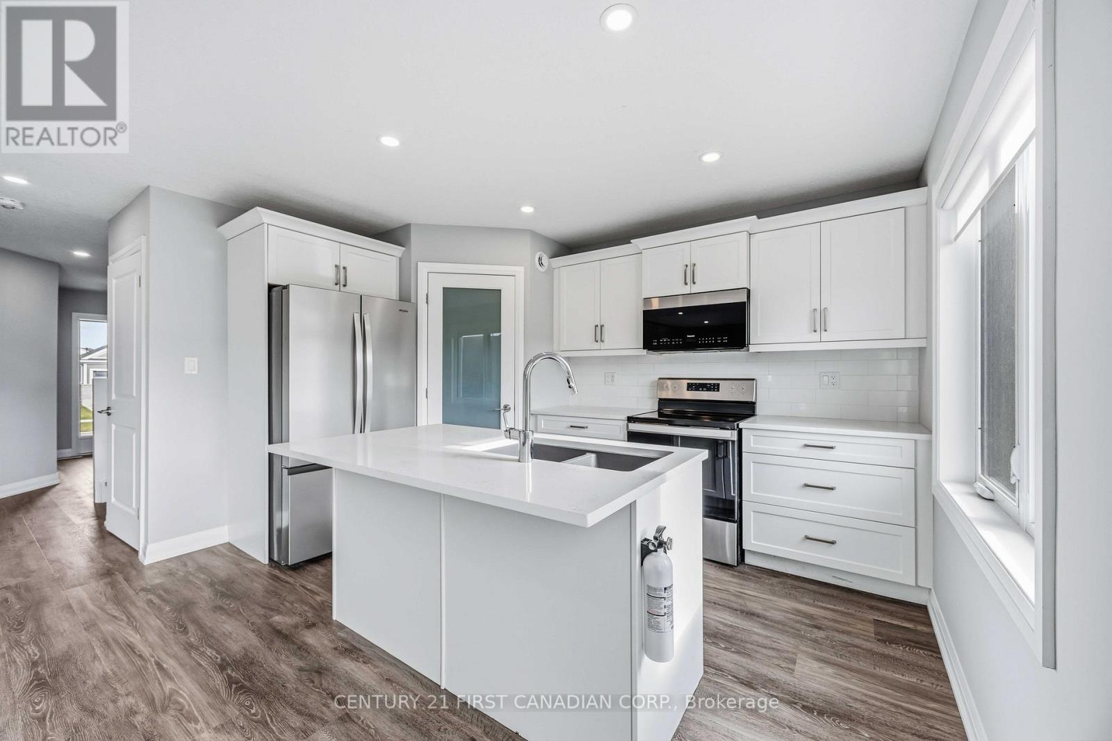 470 Main Street, Plympton-Wyoming, Ontario  N0N 1T0 - Photo 8 - X12571120