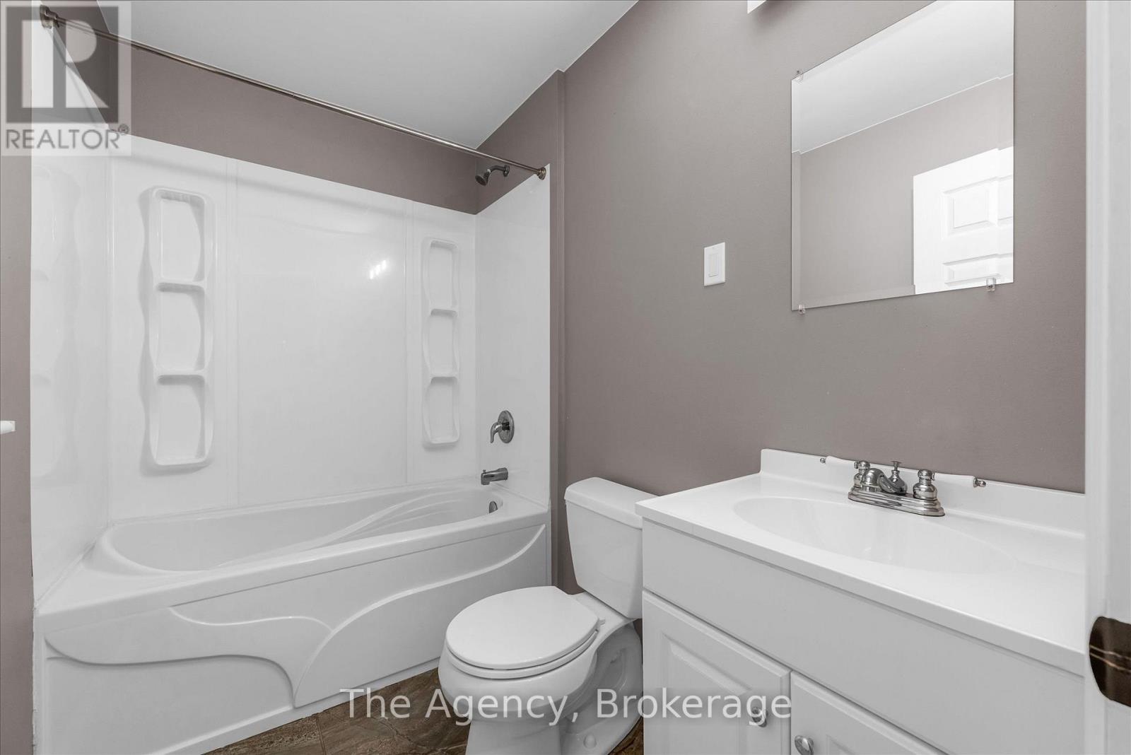 8 Dover Road, Welland, Ontario  L3B 2T8 - Photo 11 - X12570994