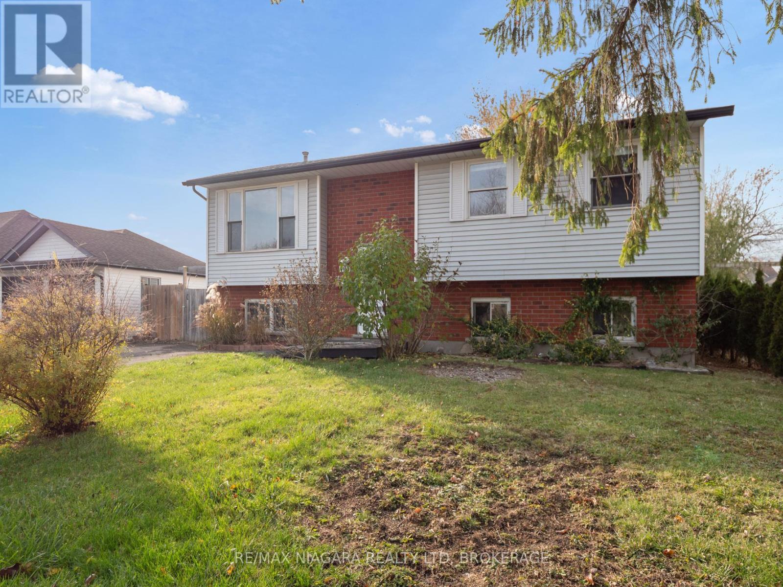 403 Parkdale Avenue, Fort Erie, Ontario  L2A 5A7 - Photo 2 - X12571182