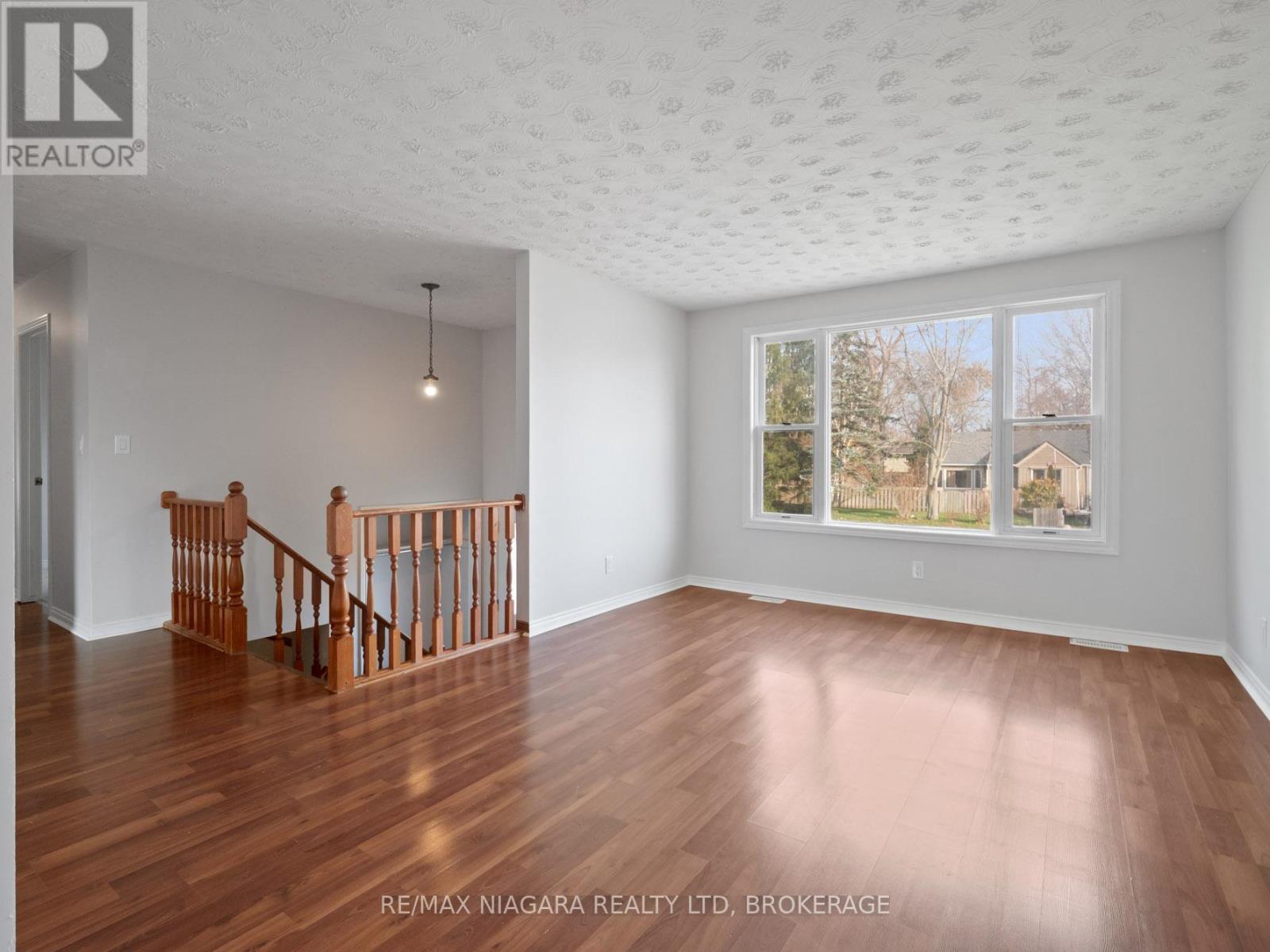 403 Parkdale Avenue, Fort Erie, Ontario  L2A 5A7 - Photo 3 - X12571182