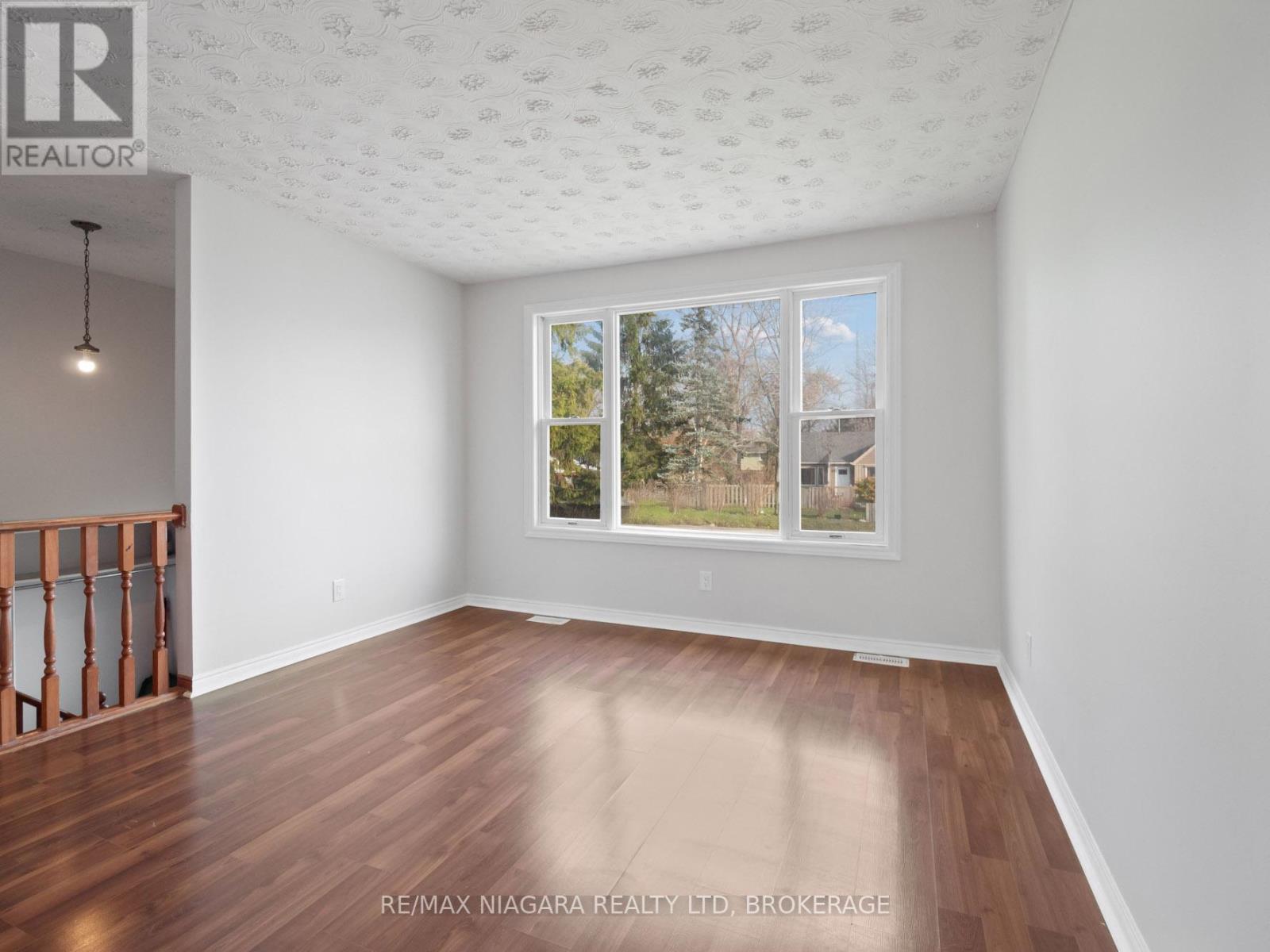 403 Parkdale Avenue, Fort Erie, Ontario  L2A 5A7 - Photo 5 - X12571182