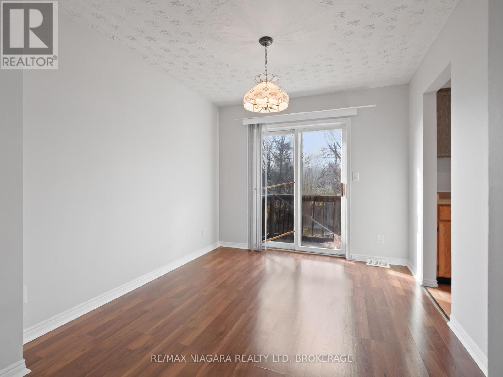 403 Parkdale Avenue, Fort Erie, Ontario  L2A 5A7 - Photo 8 - X12571182