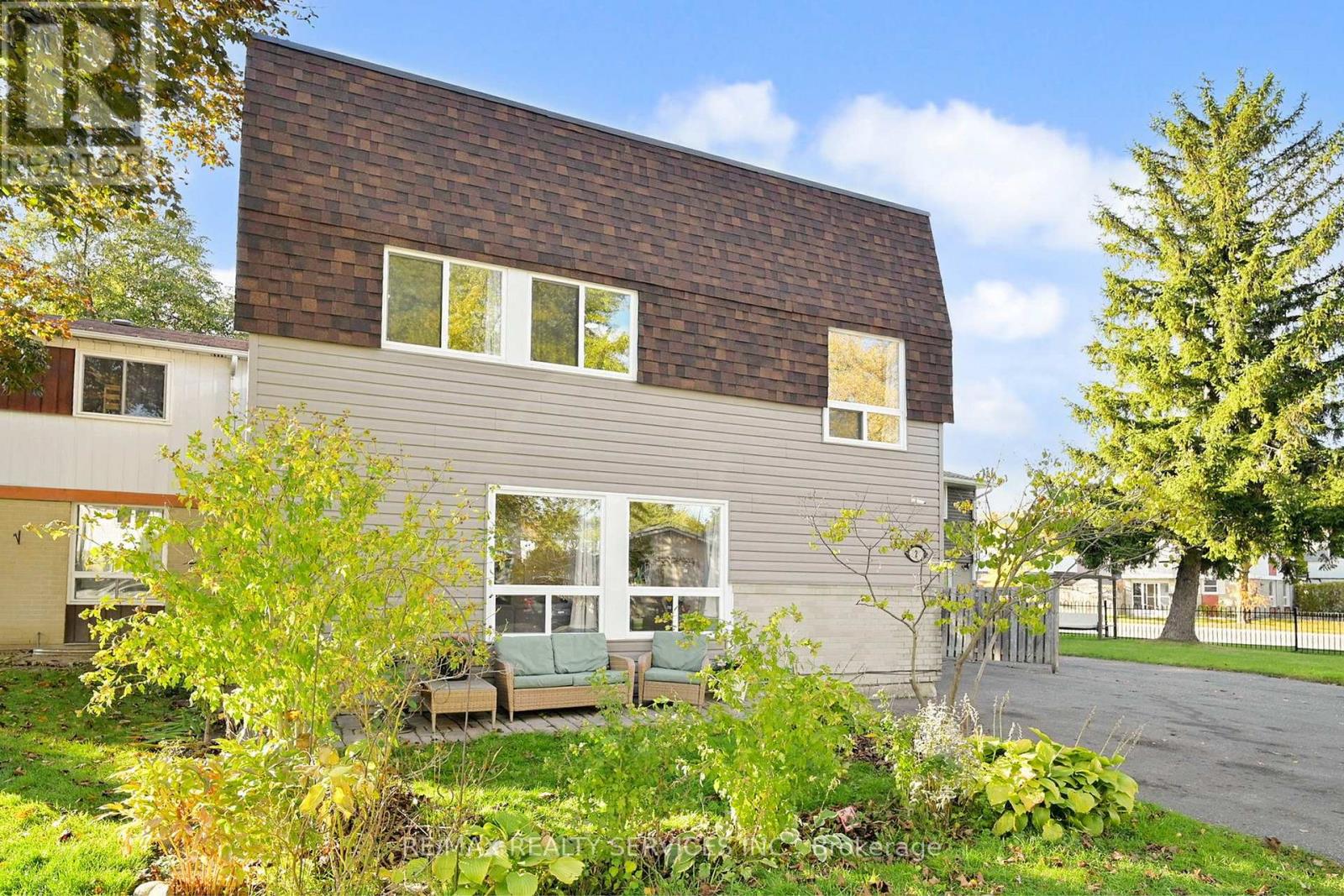 2 Hector Court, Brampton, Ontario  L6S 1P1 - Photo 3 - W12485022