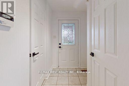 56 Long Point Drive, Richmond Hill, Ontario  L4E 3W8 - Photo 4 - N12570966