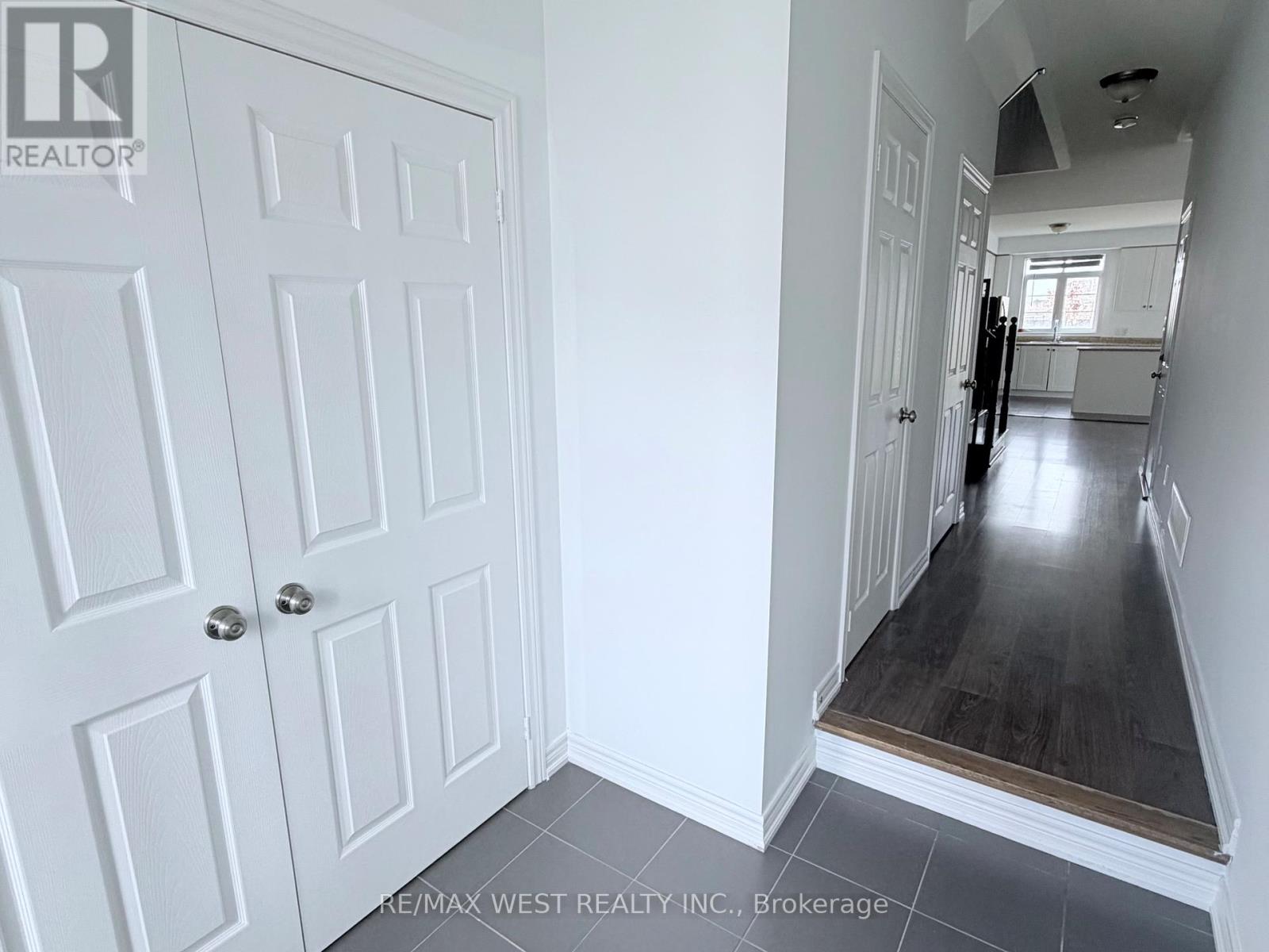 7 Webb Street, Bradford West Gwillimbury, Ontario  L3Z 0R2 - Photo 2 - N12570984
